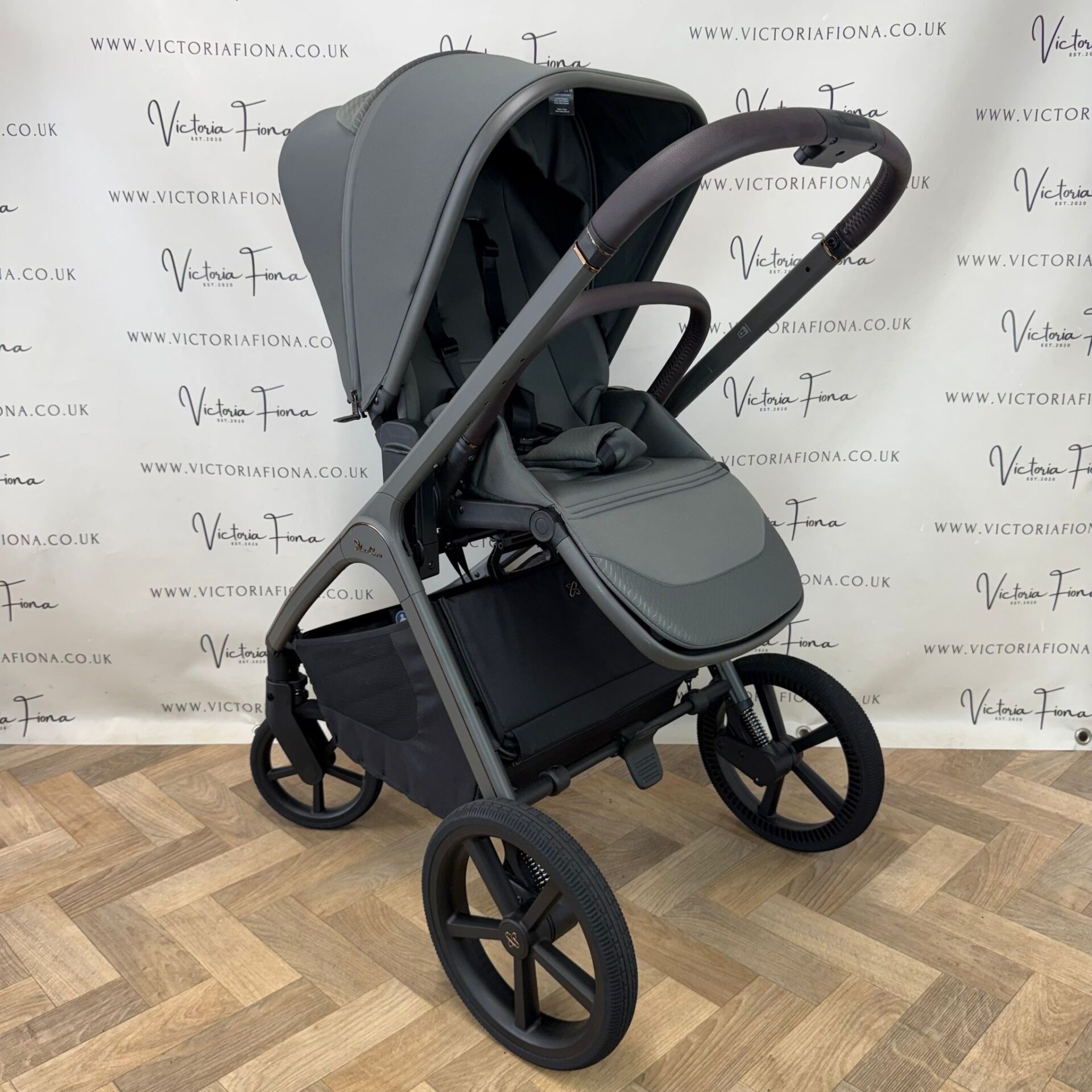 PRELOVED Silver Cross Cove Carrycot & Pushchair - Pewter Green - Image 9