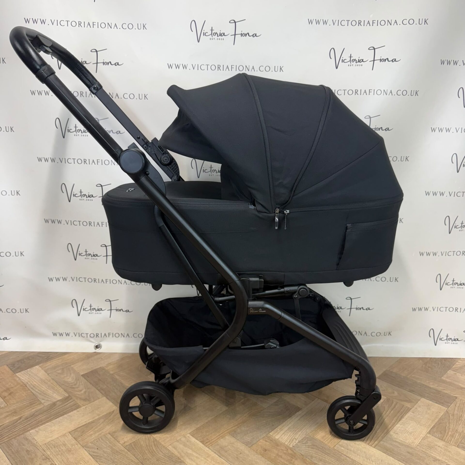 PRELOVED Silver Cross Nia - Cabin Approved Compact Stroller with Carrycot - Black - Image 4