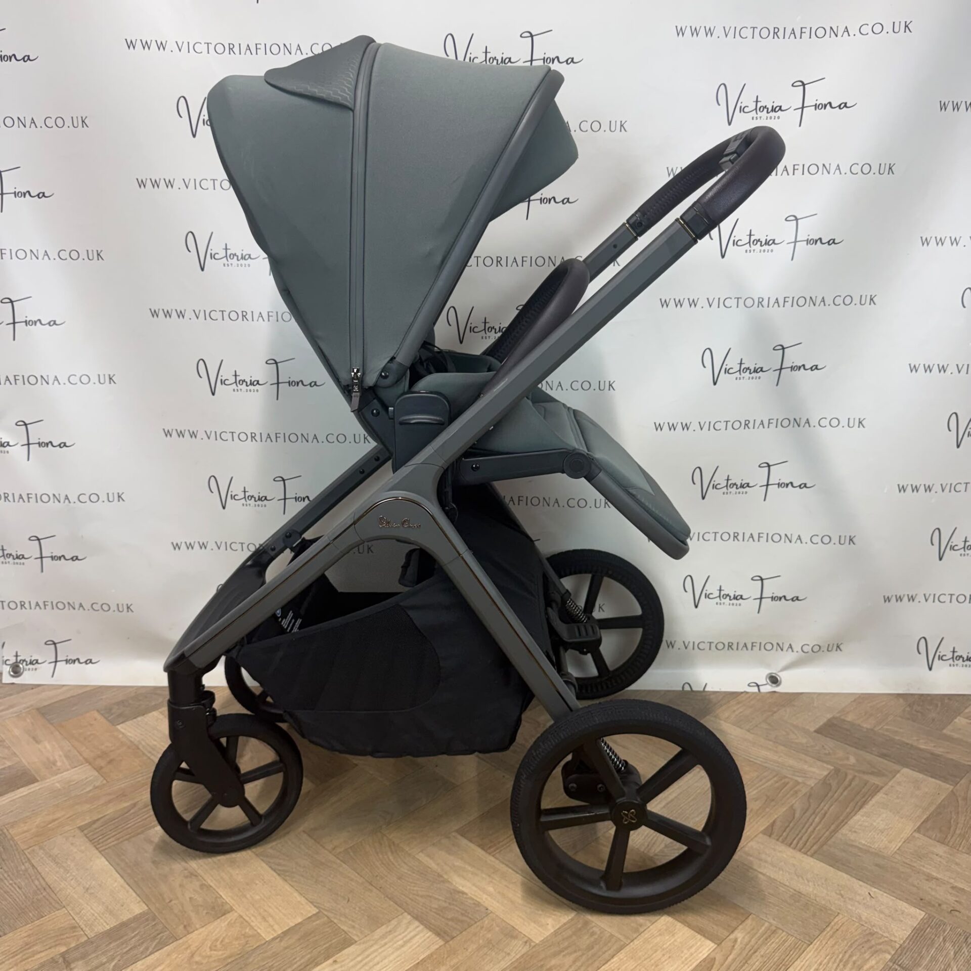 PRELOVED Silver Cross Cove Carrycot & Pushchair - Pewter Green - Image 7