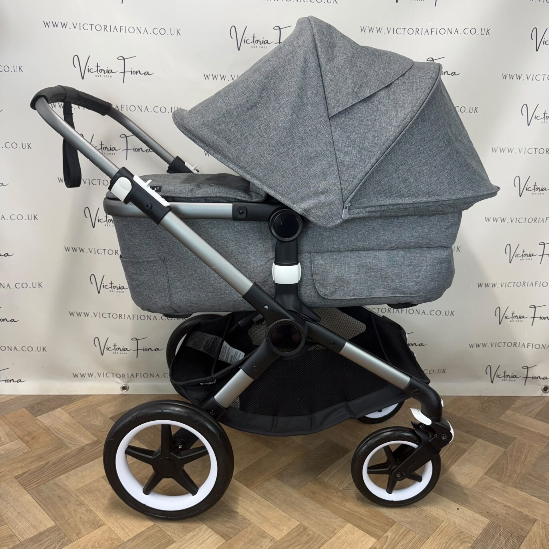 PRELOVED Bugaboo Fox 3 Pushchair & Carrycot plus Cybex Cloud T and Isofix – Grey Melange With Graphite Chassis - Image 3