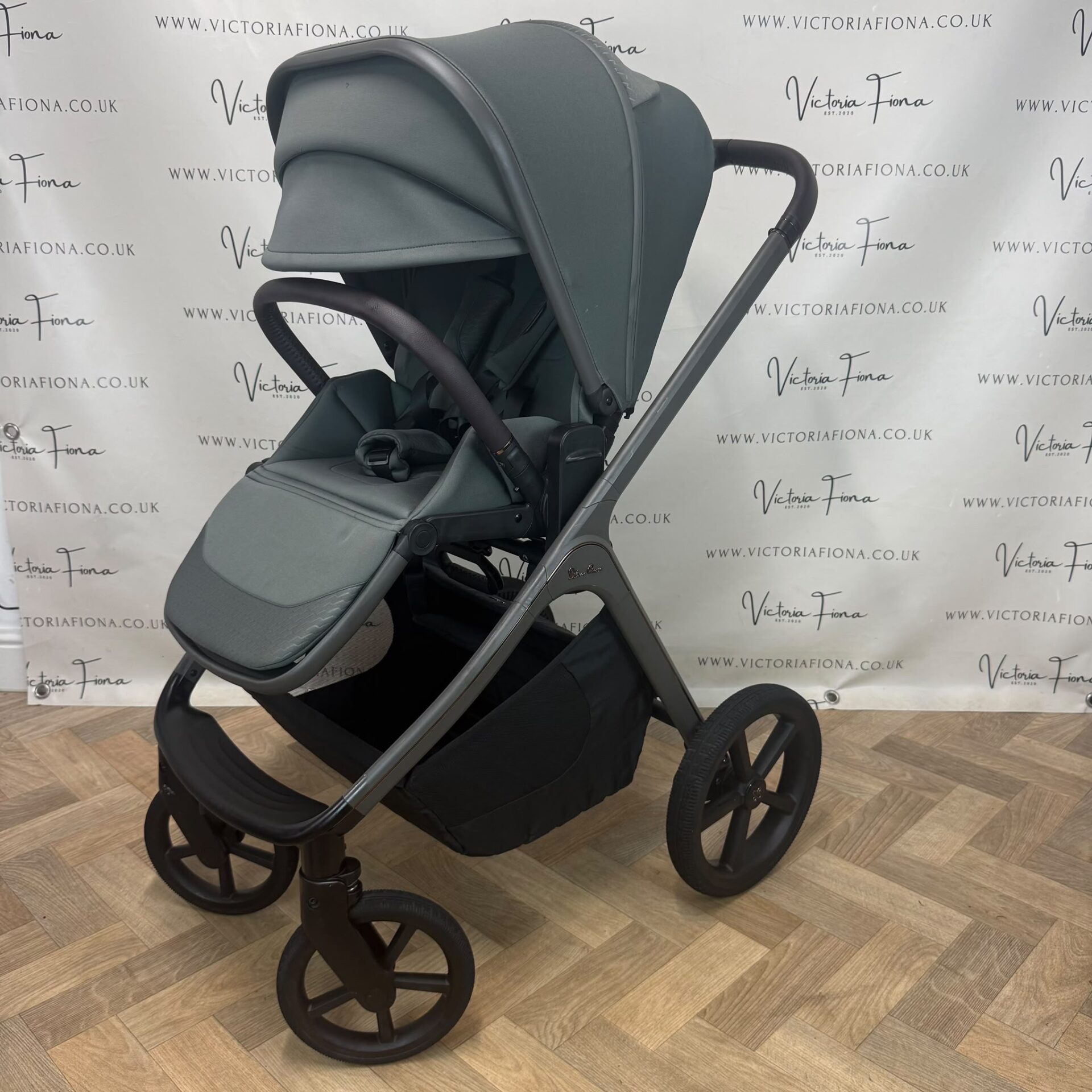 PRELOVED Silver Cross Cove Carrycot & Pushchair - Pewter Green - Image 9