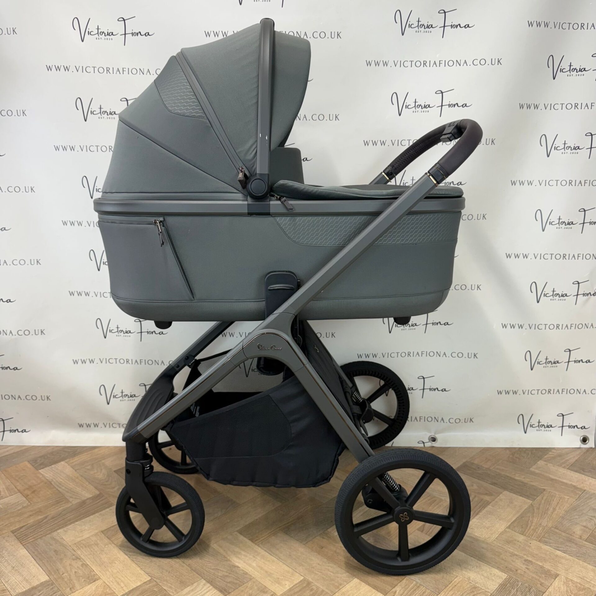 PRELOVED Silver Cross Cove Carrycot & Pushchair - Pewter Green - Image 2