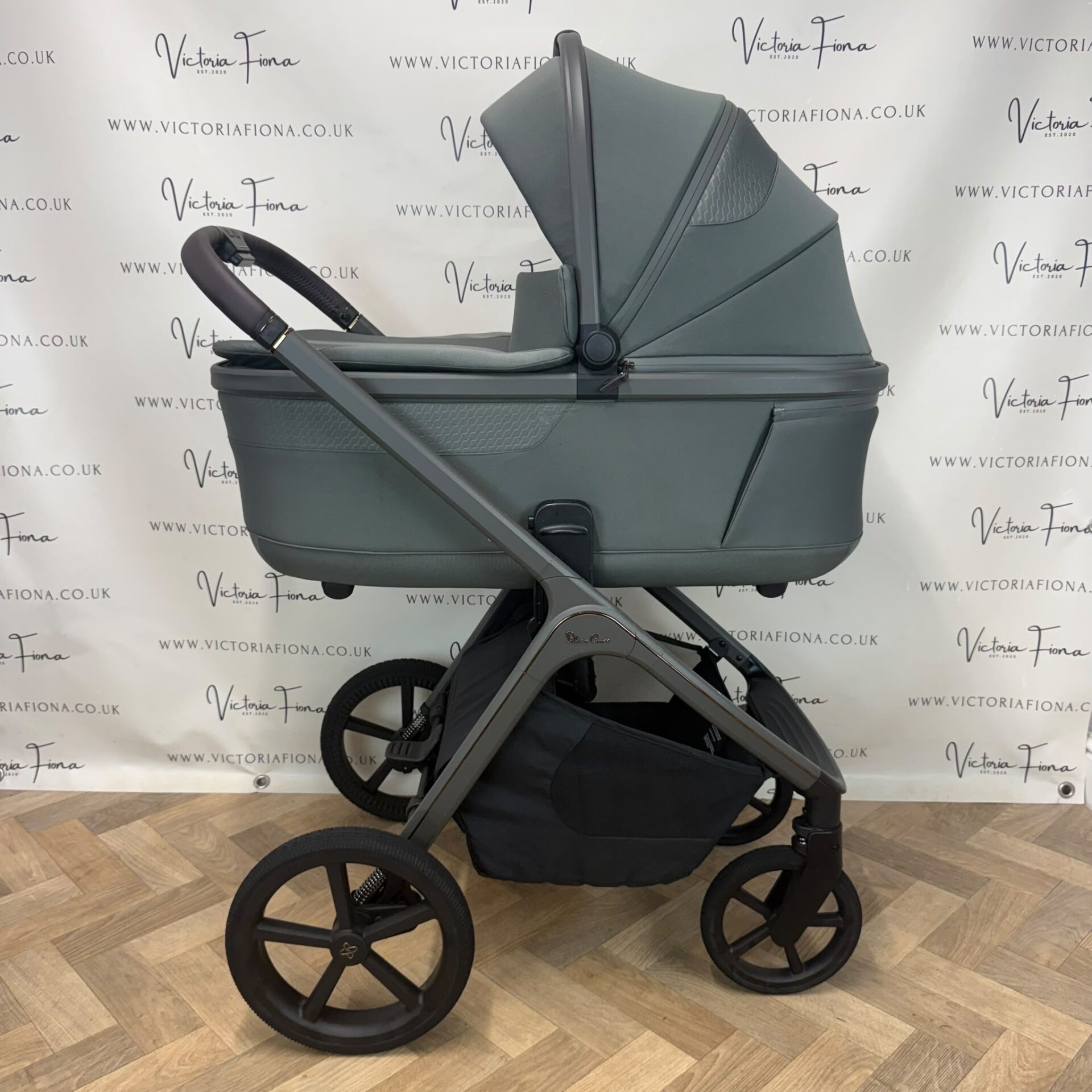 PRELOVED Silver Cross Cove Carrycot & Pushchair - Pewter Green - Image 4