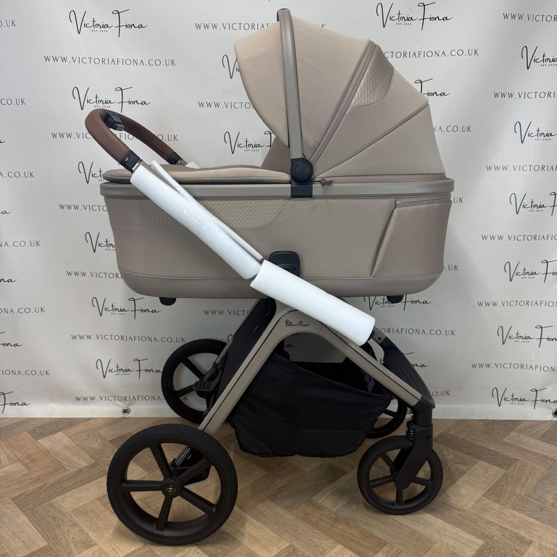 EX-DISPLAY Silver Cross Cove Carrycot & Pushchair - Champagne - Image 2