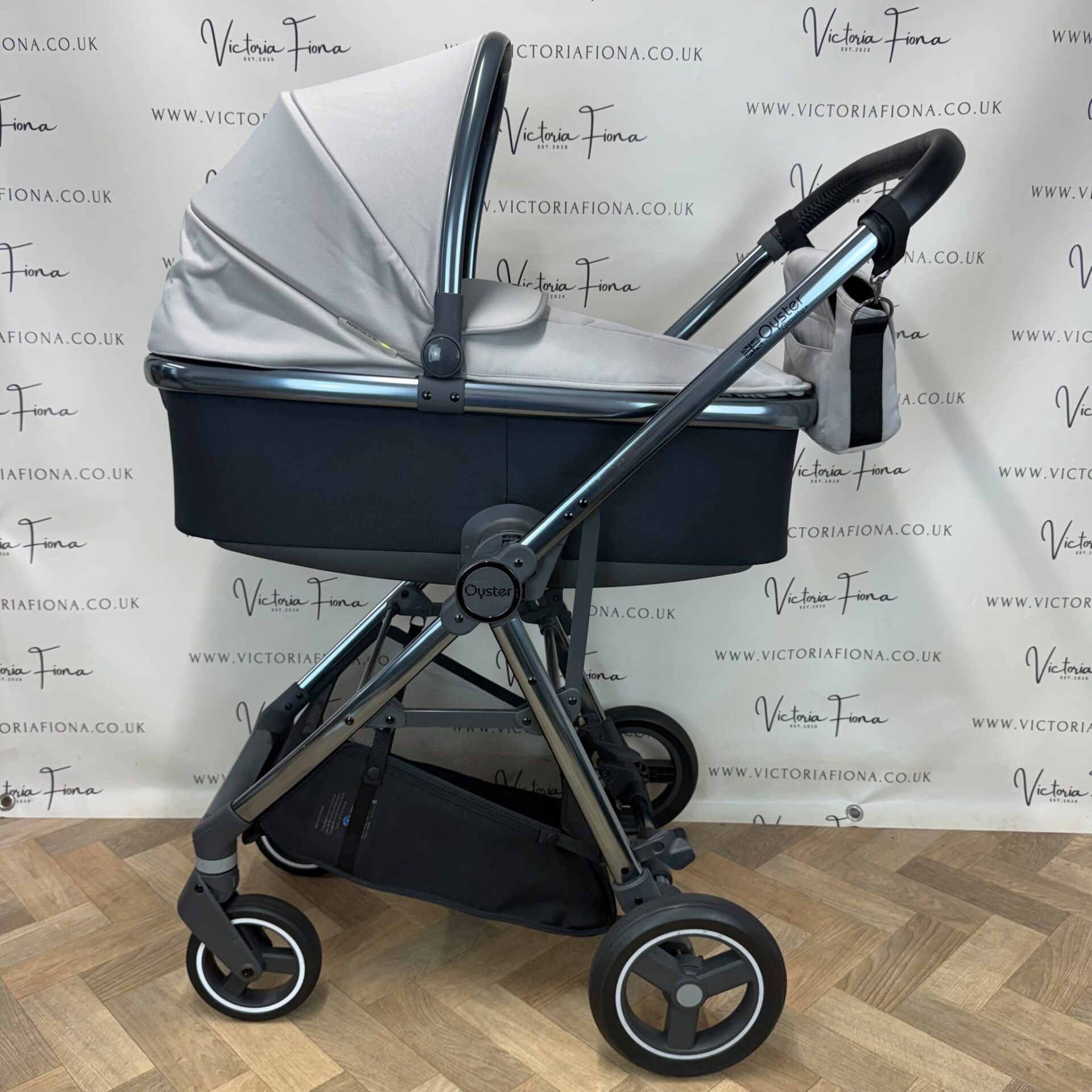 PRELOVED Babystyle Oyster Gravity+ Carrycot & Pushchair with Car Seat & Isofix - Stone - Image 4