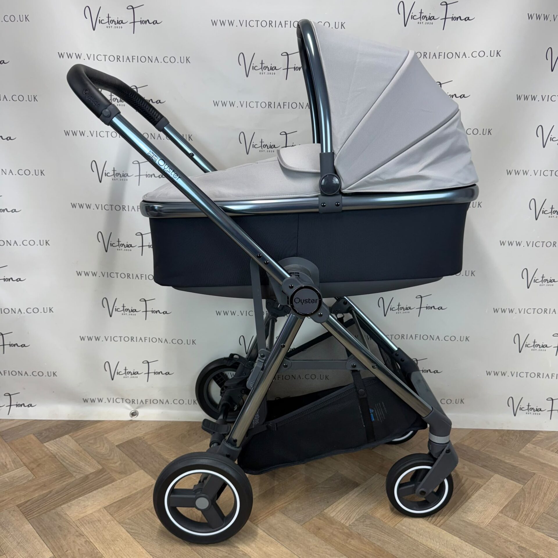 PRELOVED Babystyle Oyster Gravity+ Carrycot & Pushchair with Car Seat & Isofix - Stone - Image 2