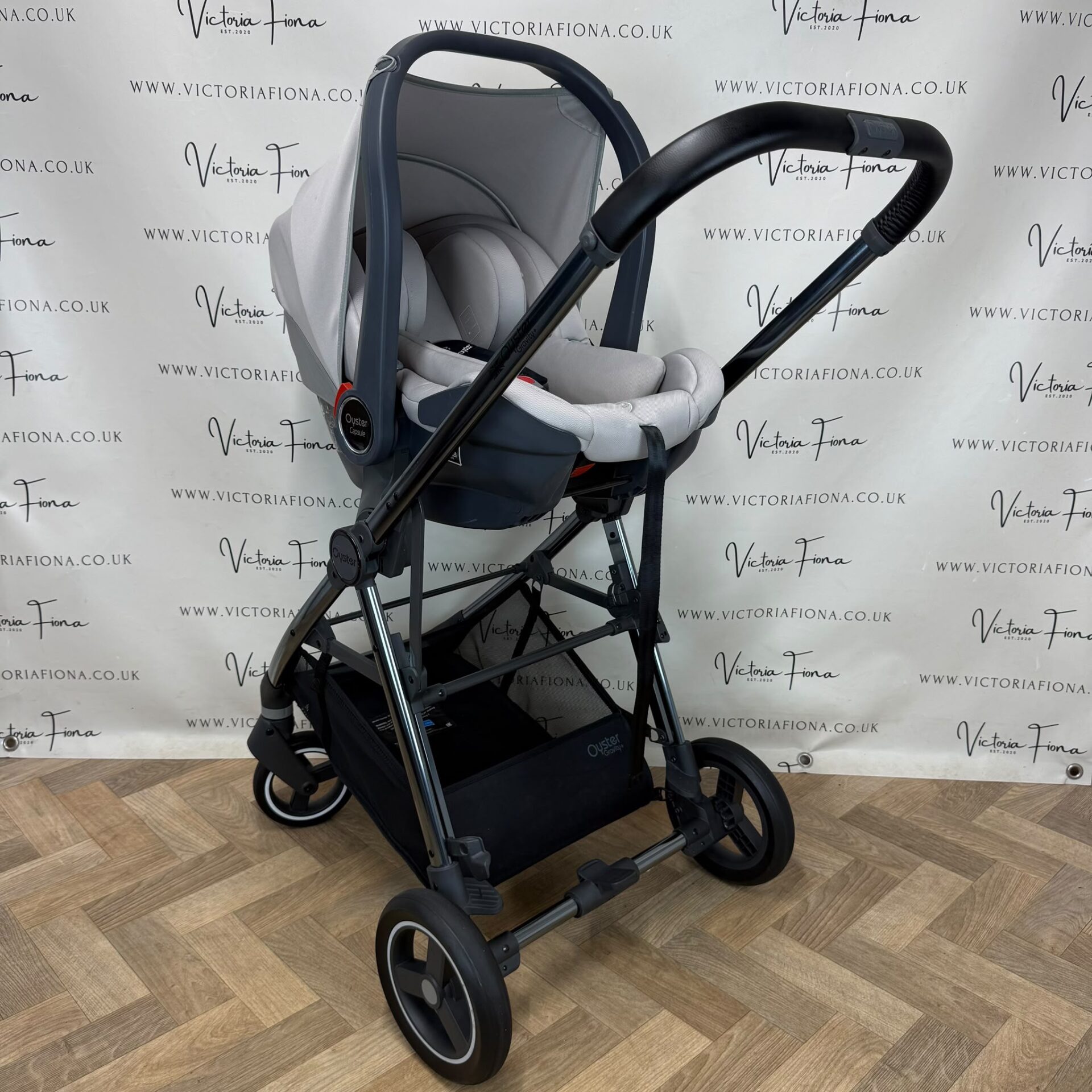 PRELOVED Babystyle Oyster Gravity+ Carrycot & Pushchair with Car Seat & Isofix - Stone - Image 9