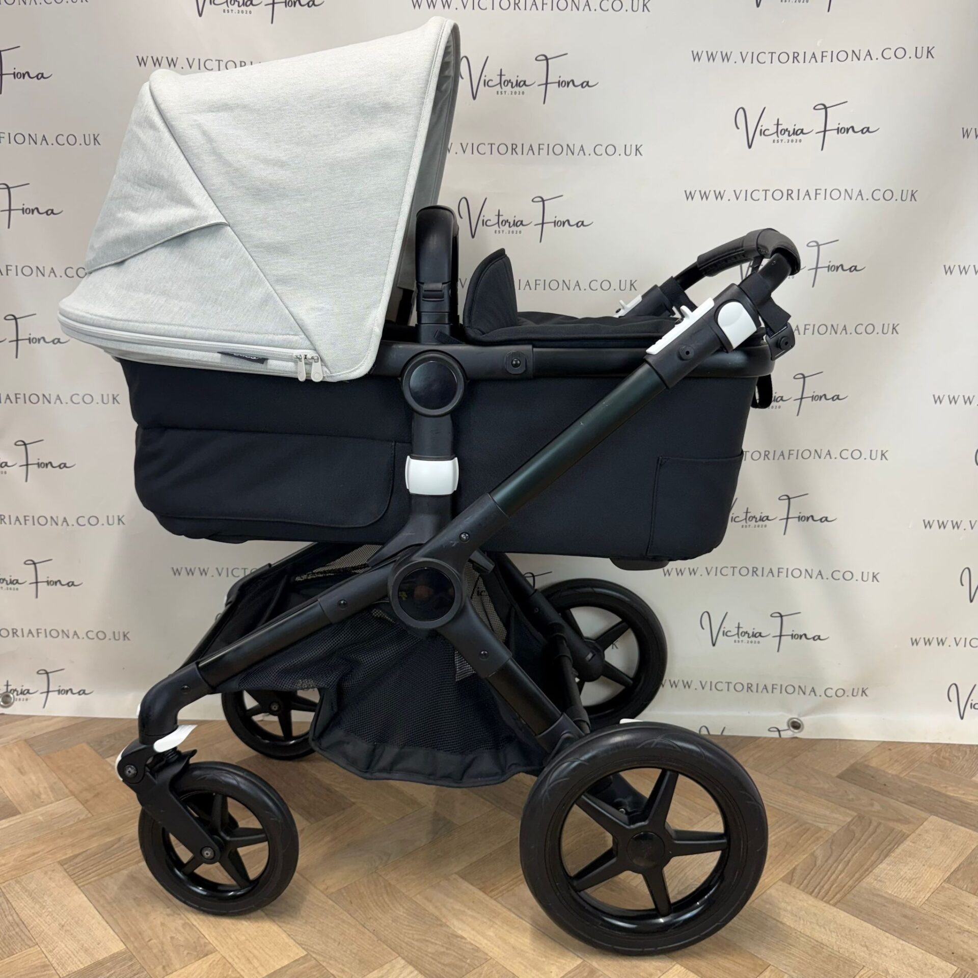 PRELOVED Bugaboo Fox 3 Pushchair & Carrycot with Accessories – Misty White & Black - Image 2