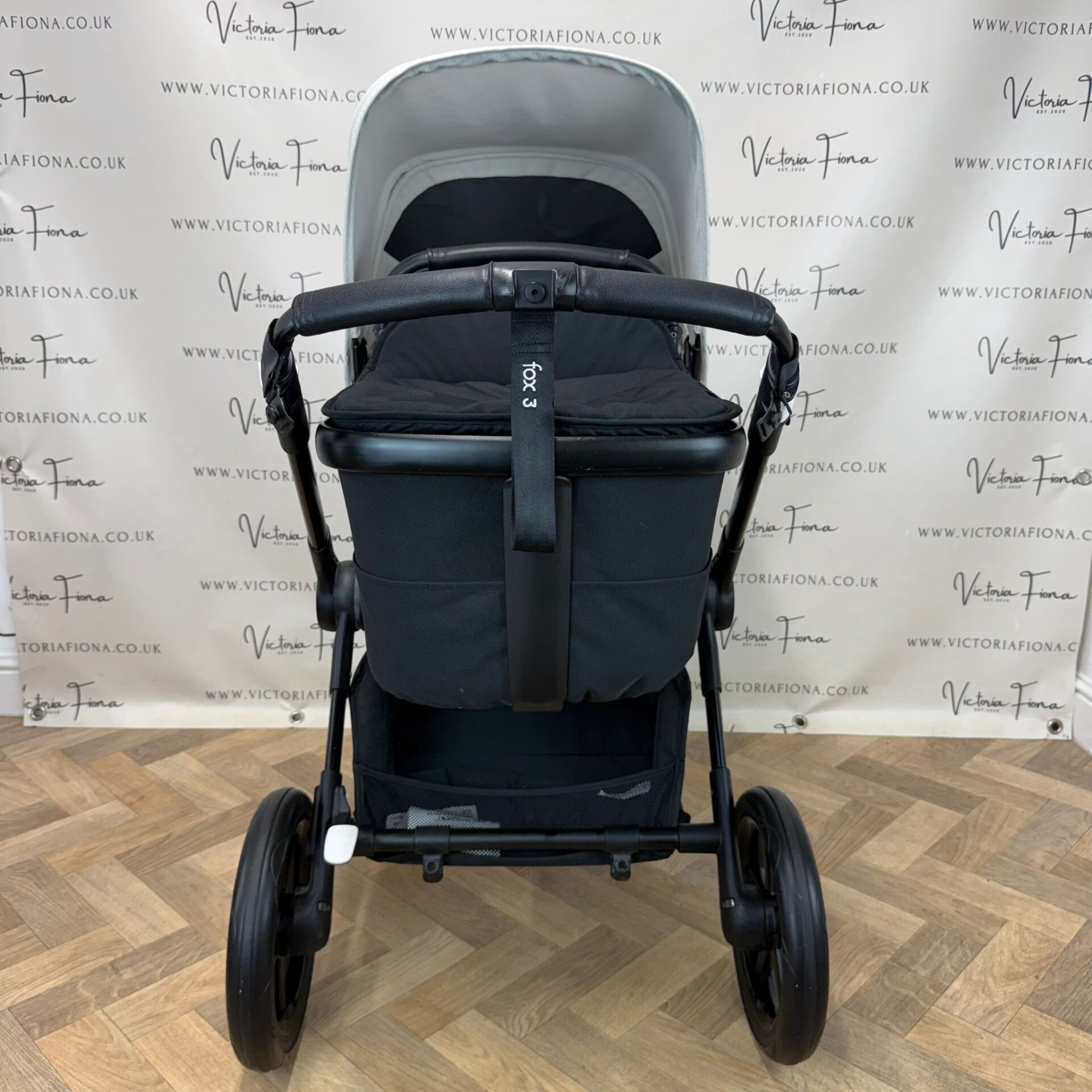 PRELOVED Bugaboo Fox 3 Pushchair & Carrycot with Accessories – Misty White & Black - Image 3