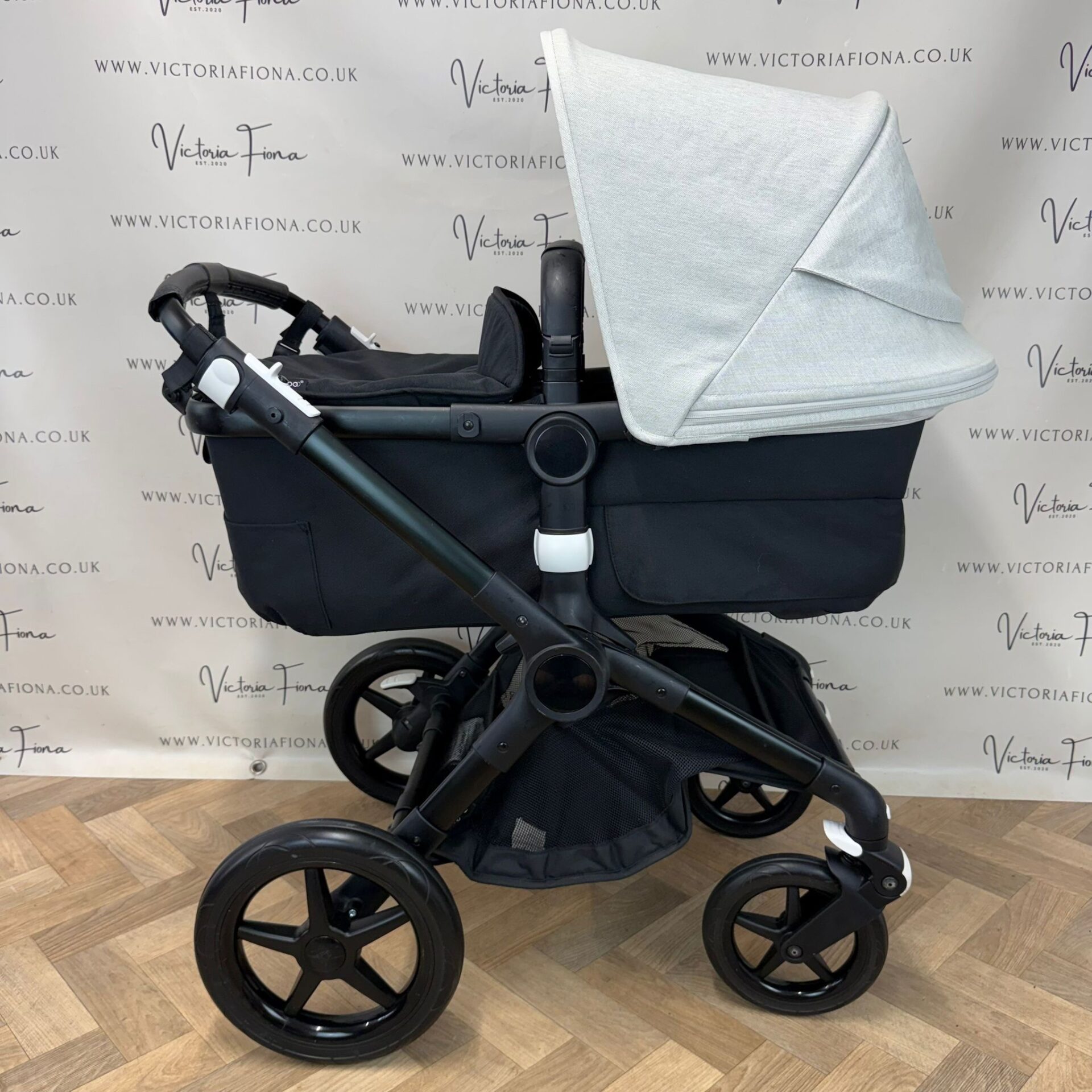 PRELOVED Bugaboo Fox 3 Pushchair & Carrycot with Accessories – Misty White & Black - Image 4