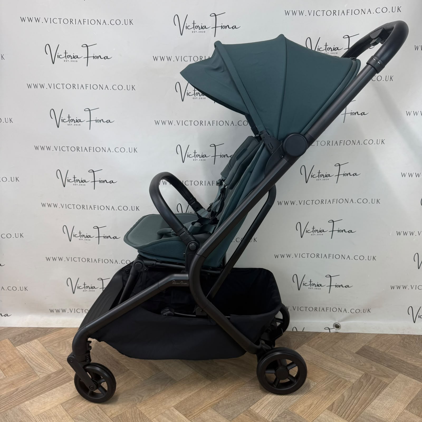 EX DISPLAY Silver Cross Nia - Cabin Approved Compact Stroller - Conifer Green - Image 4