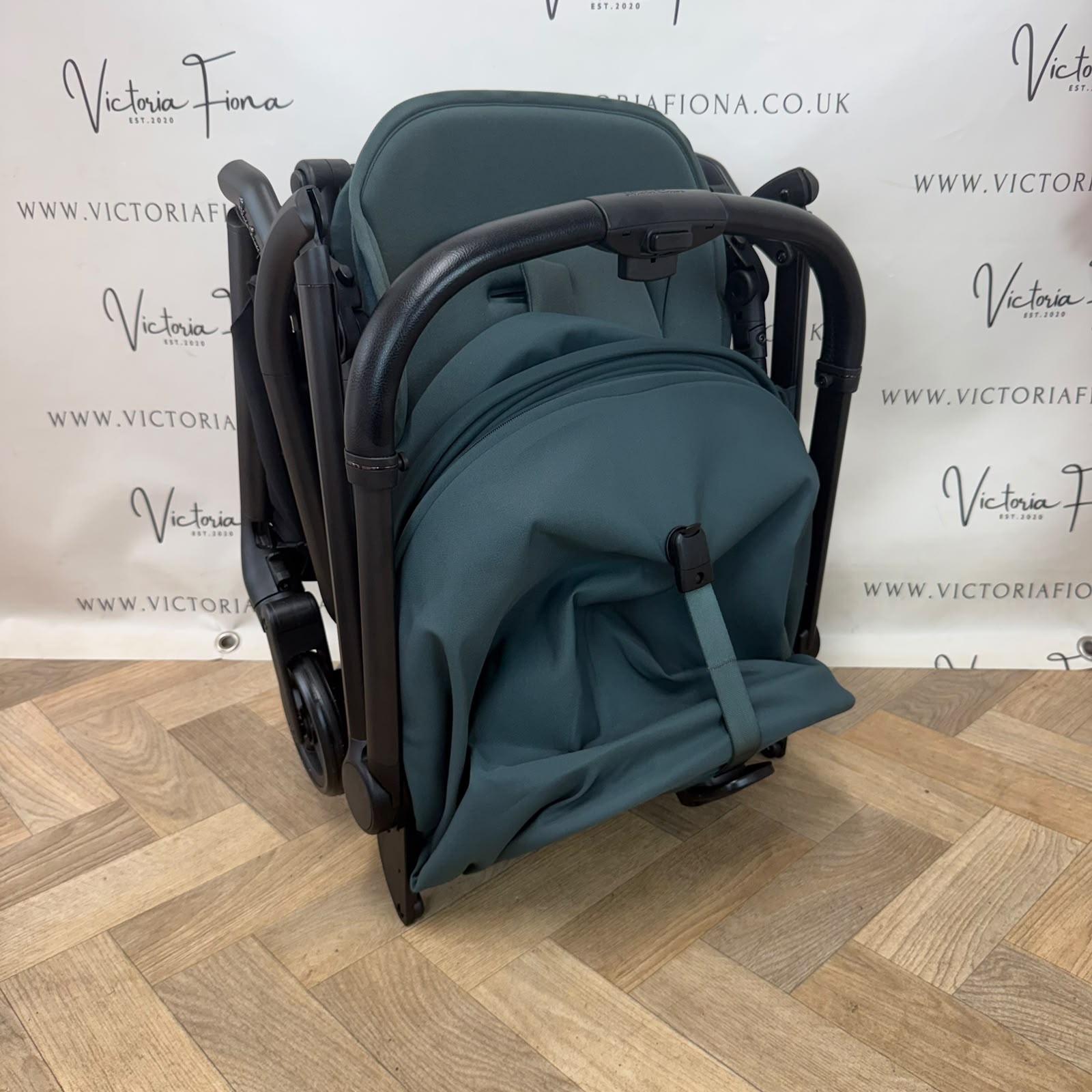 EX DISPLAY Silver Cross Nia - Cabin Approved Compact Stroller - Conifer Green - Image 6