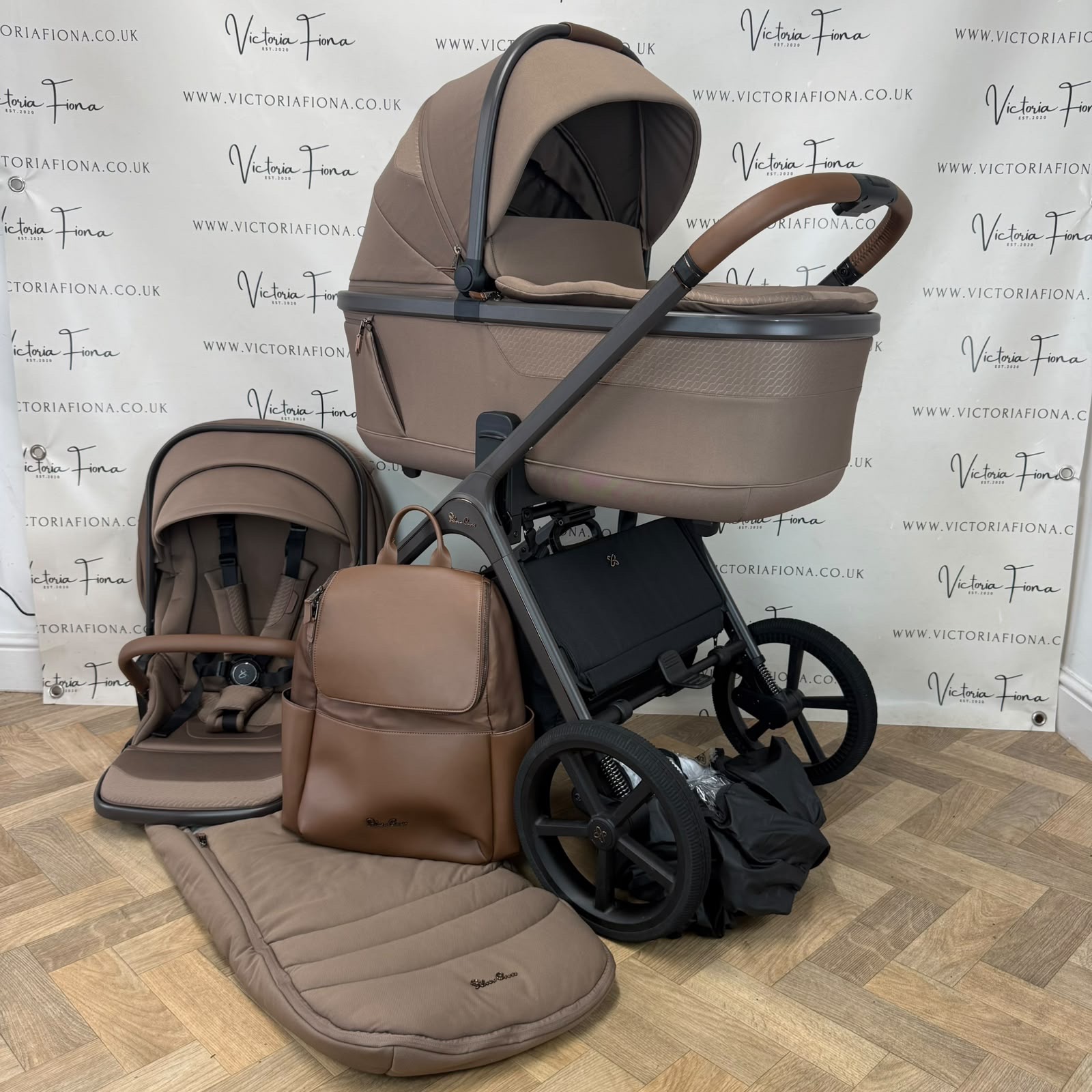 PRELOVED Silver Cross Cove Carrycot & Pushchair - Maple