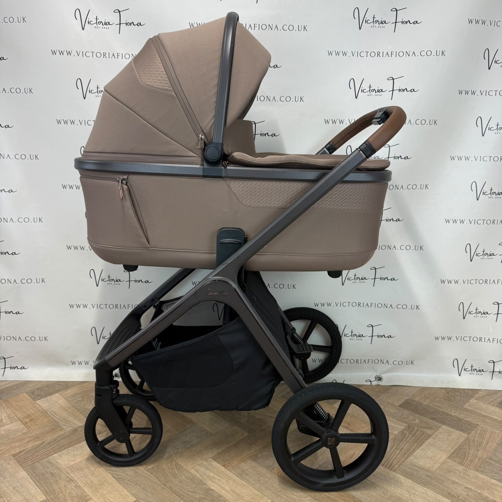 PRELOVED Silver Cross Cove Carrycot & Pushchair - Maple - Image 2