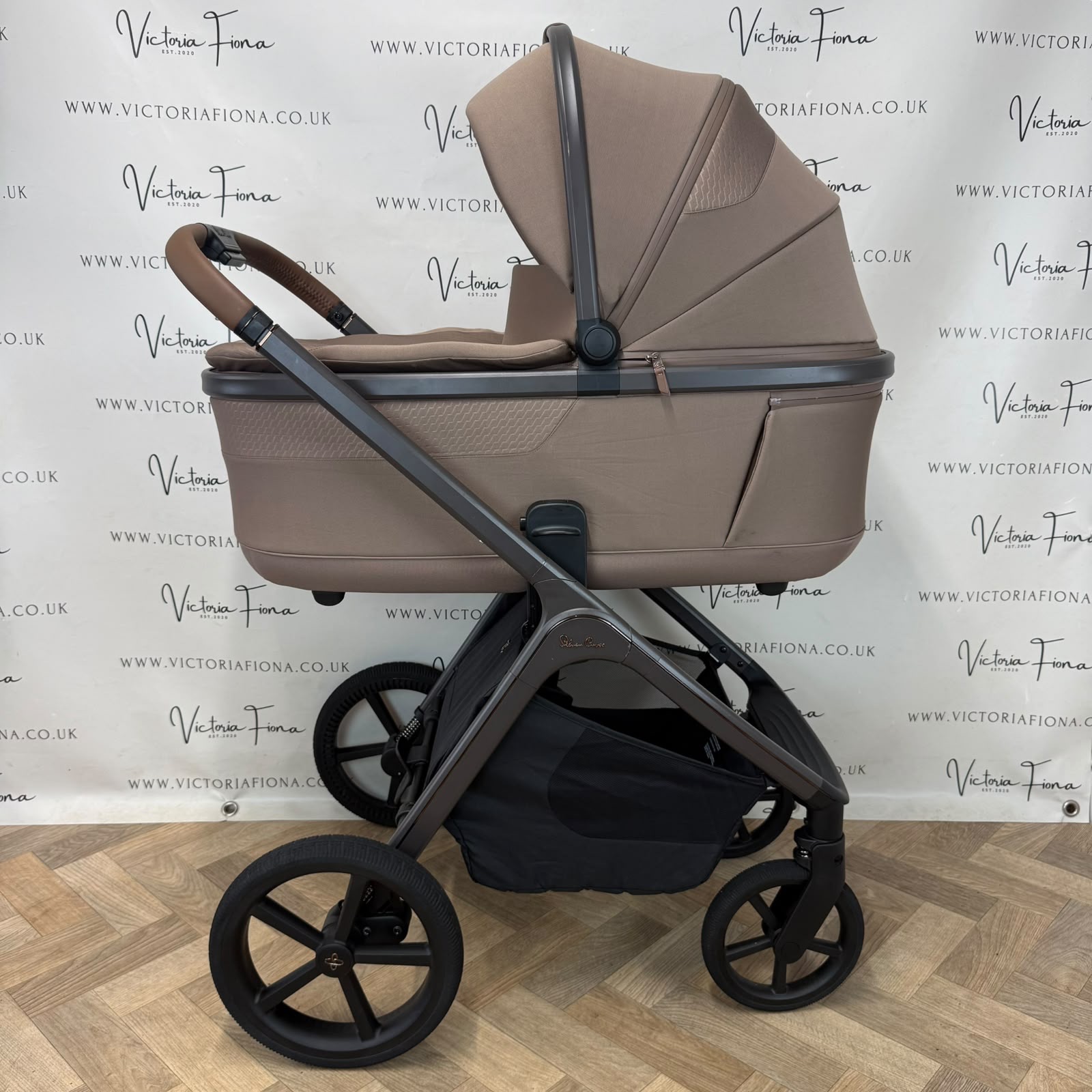 PRELOVED Silver Cross Cove Carrycot & Pushchair - Maple - Image 3