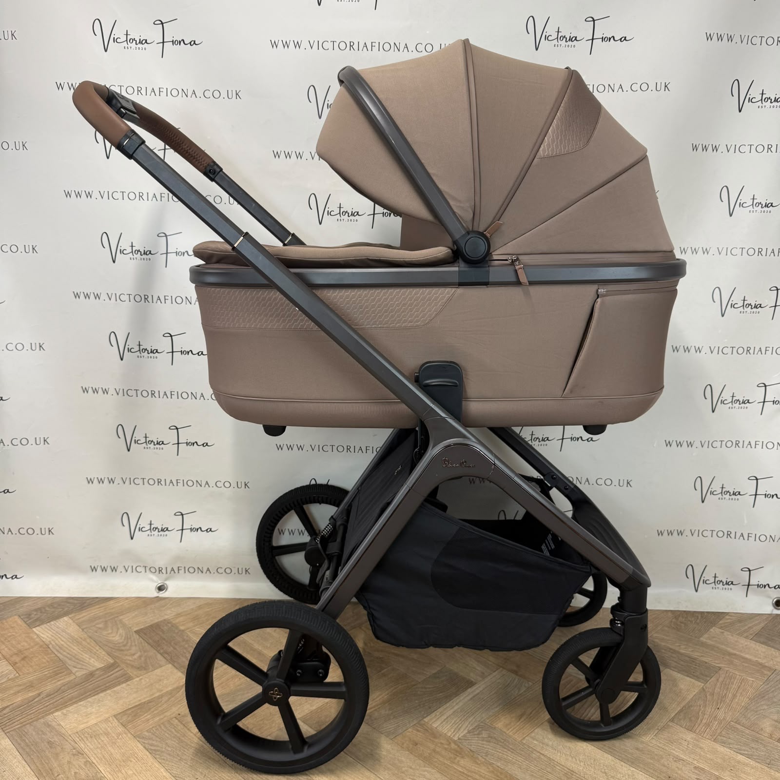 PRELOVED Silver Cross Cove Carrycot & Pushchair - Maple - Image 4