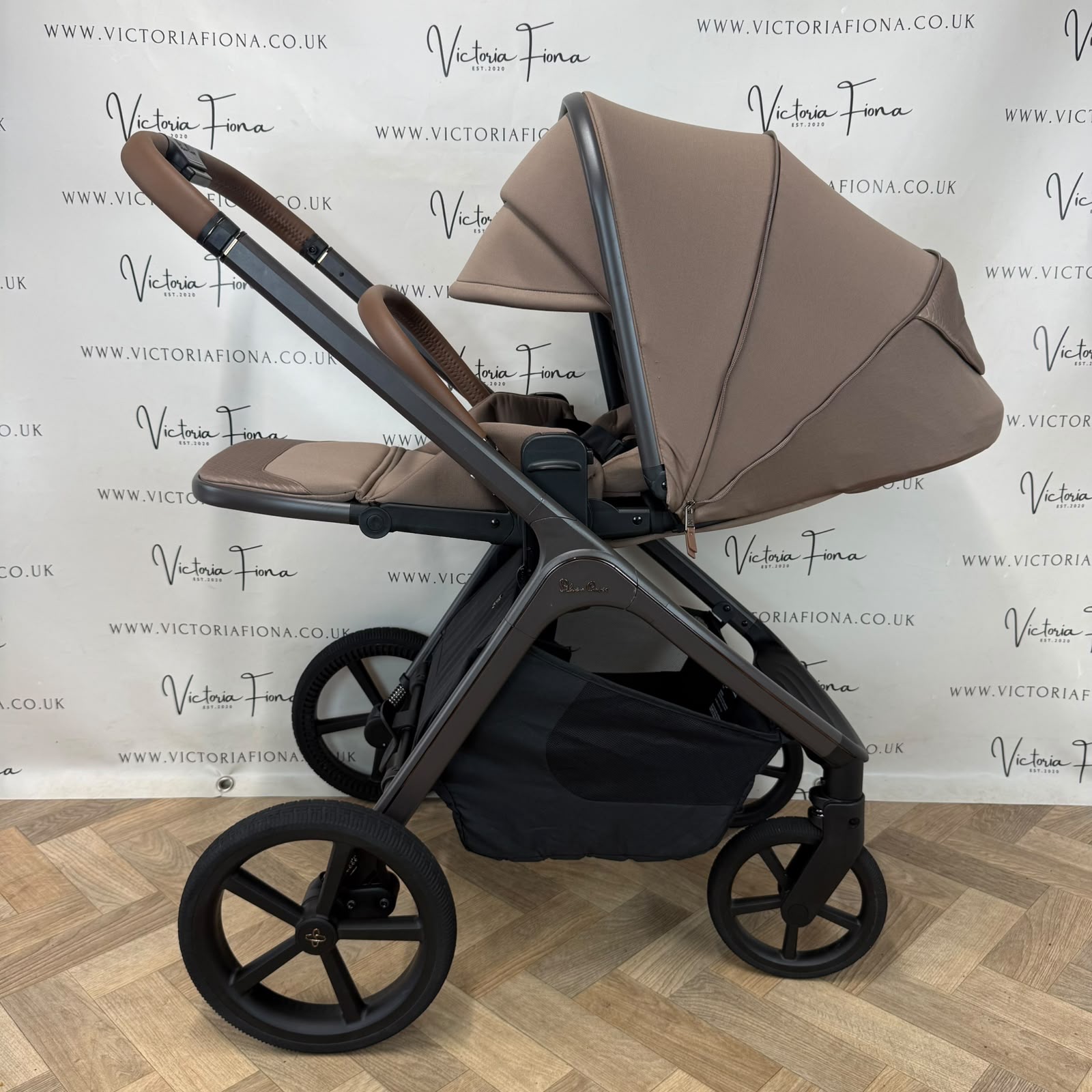 PRELOVED Silver Cross Cove Carrycot & Pushchair - Maple - Image 5