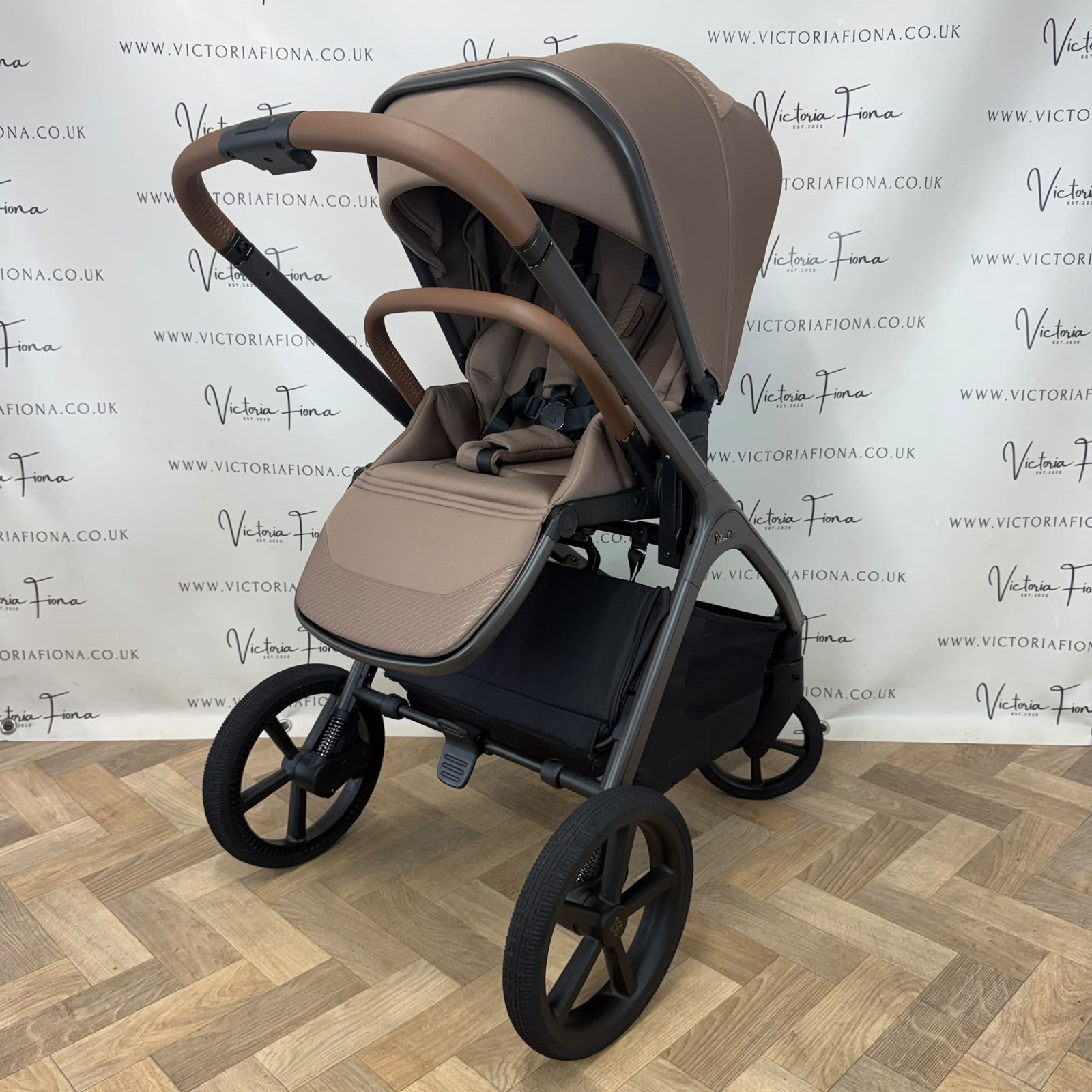 PRELOVED Silver Cross Cove Carrycot & Pushchair - Maple - Image 6
