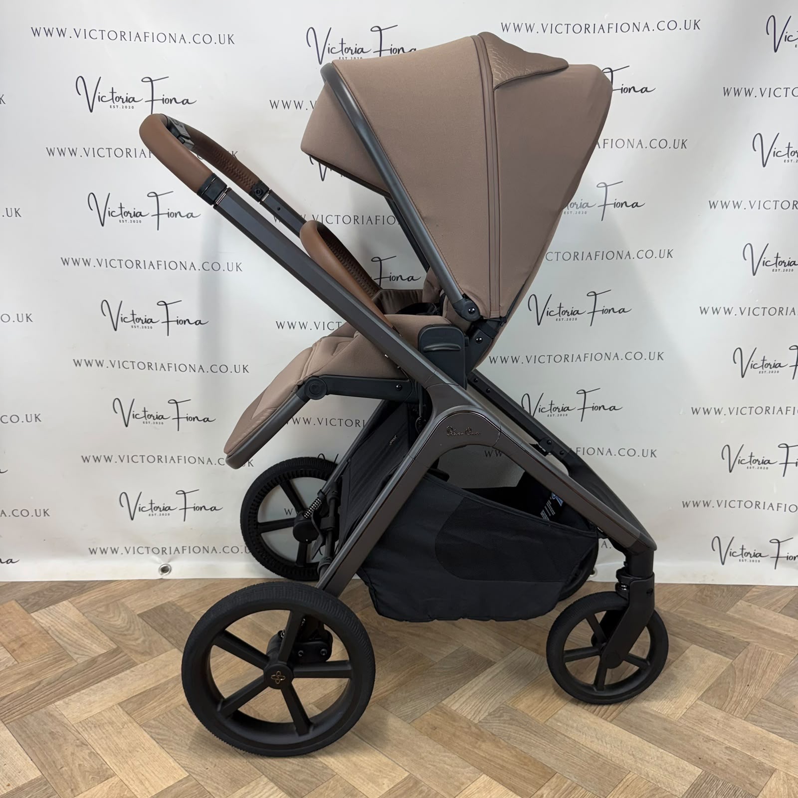 PRELOVED Silver Cross Cove Carrycot & Pushchair - Maple - Image 7