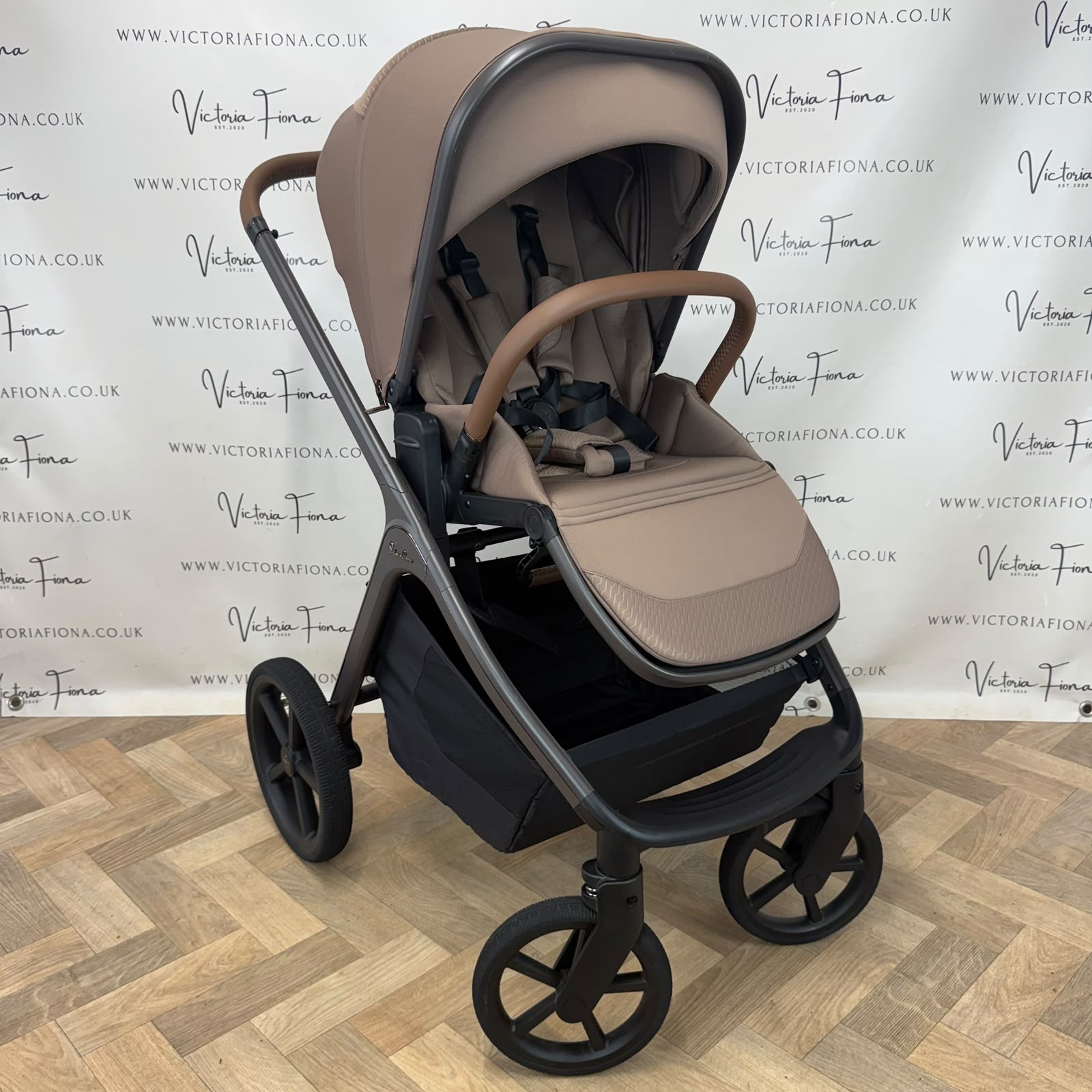PRELOVED Silver Cross Cove Carrycot & Pushchair - Maple - Image 8