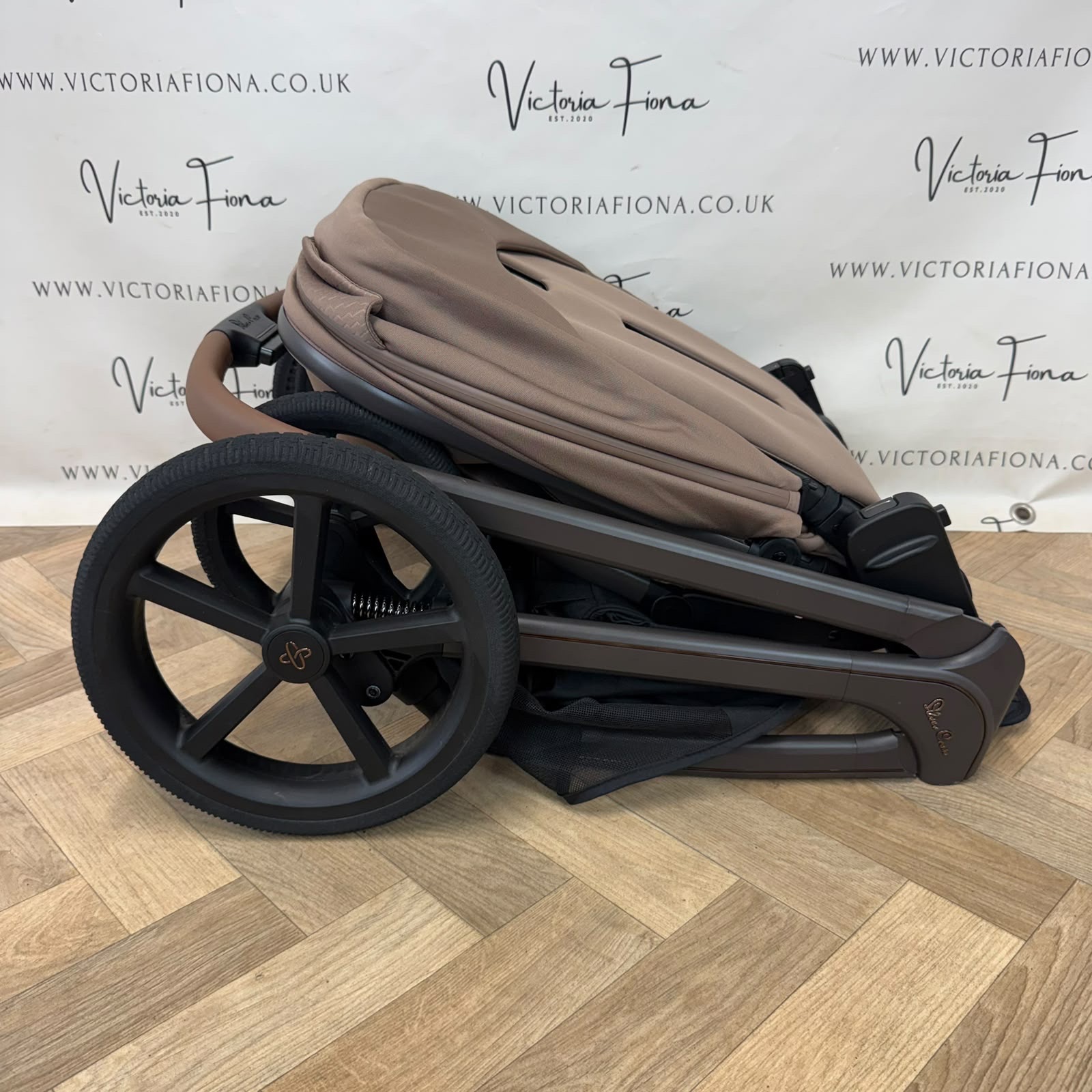 PRELOVED Silver Cross Cove Carrycot & Pushchair - Maple - Image 9