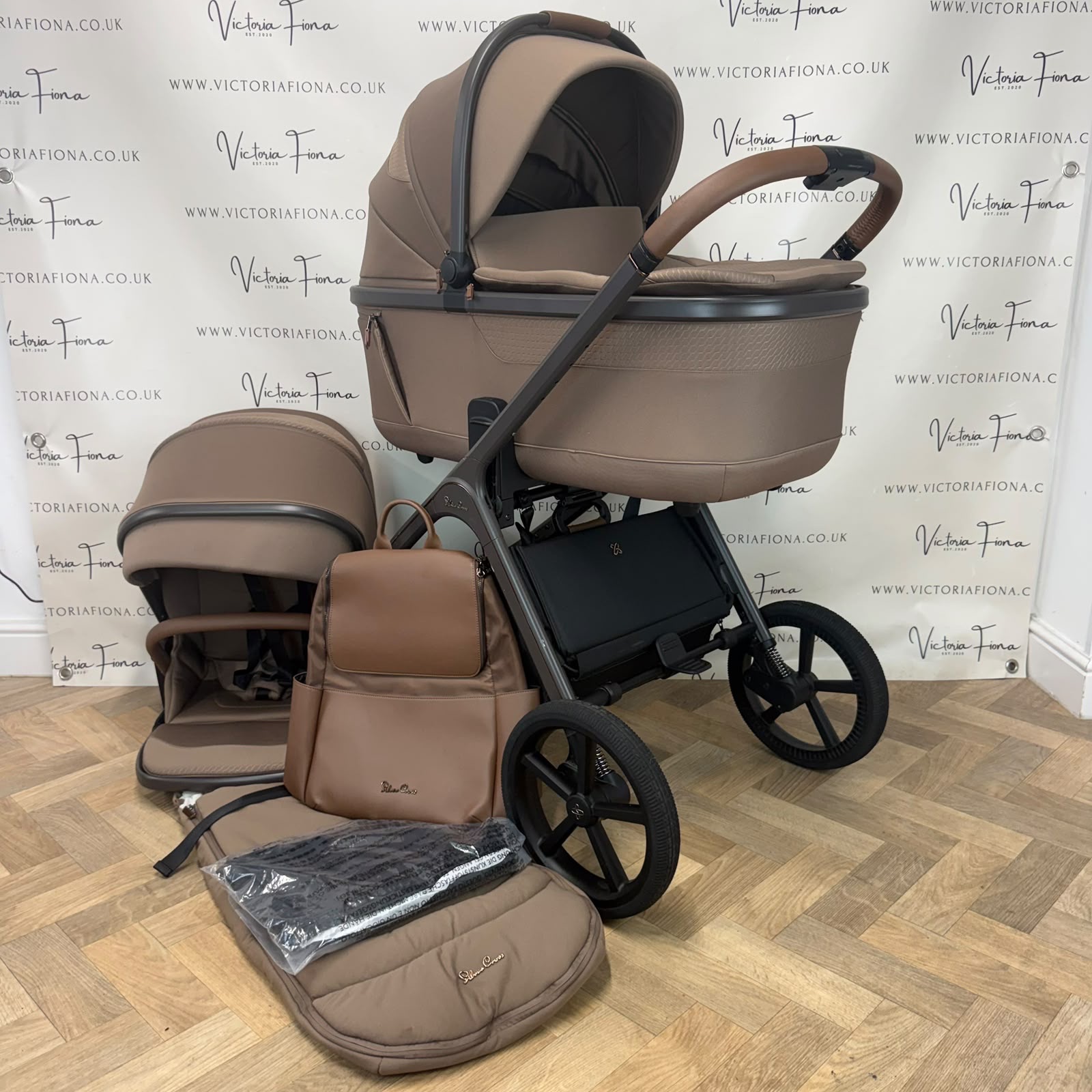 PRELOVED Silver Cross Cove Carrycot & Pushchair - Maple
