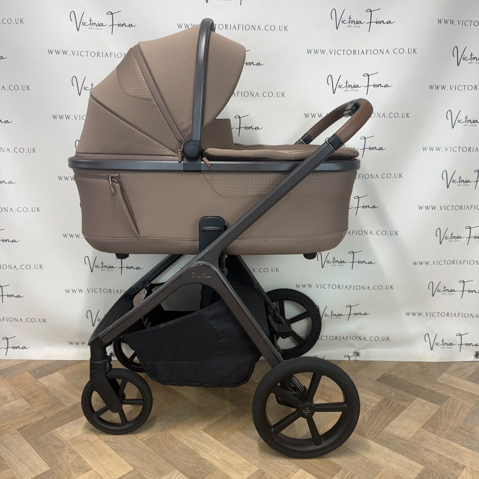 PRELOVED Silver Cross Cove Carrycot & Pushchair - Maple - Image 2