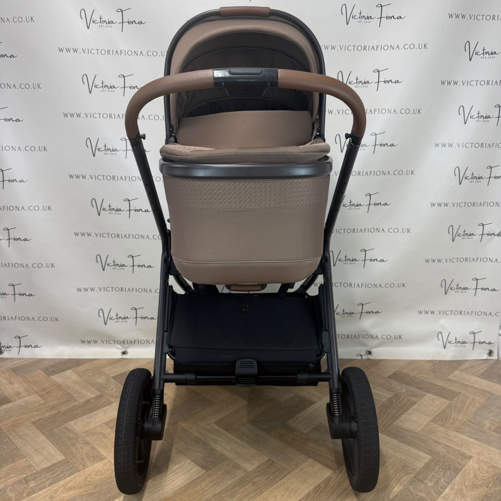 PRELOVED Silver Cross Cove Carrycot & Pushchair - Maple - Image 3