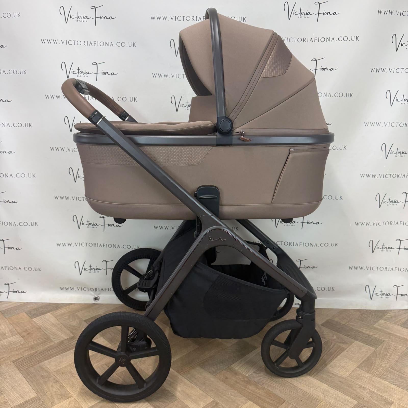 PRELOVED Silver Cross Cove Carrycot & Pushchair - Maple - Image 4