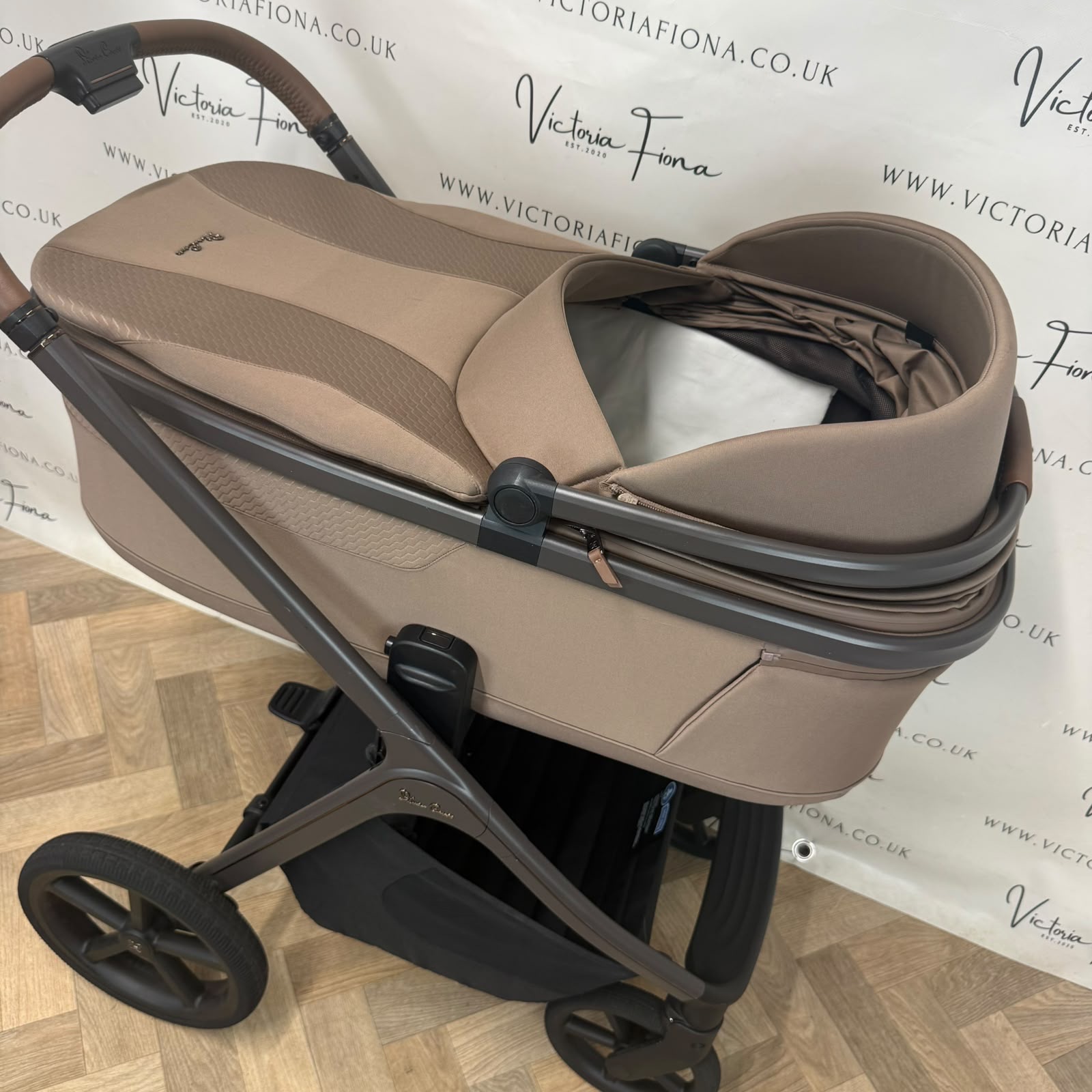 PRELOVED Silver Cross Cove Carrycot & Pushchair - Maple - Image 5