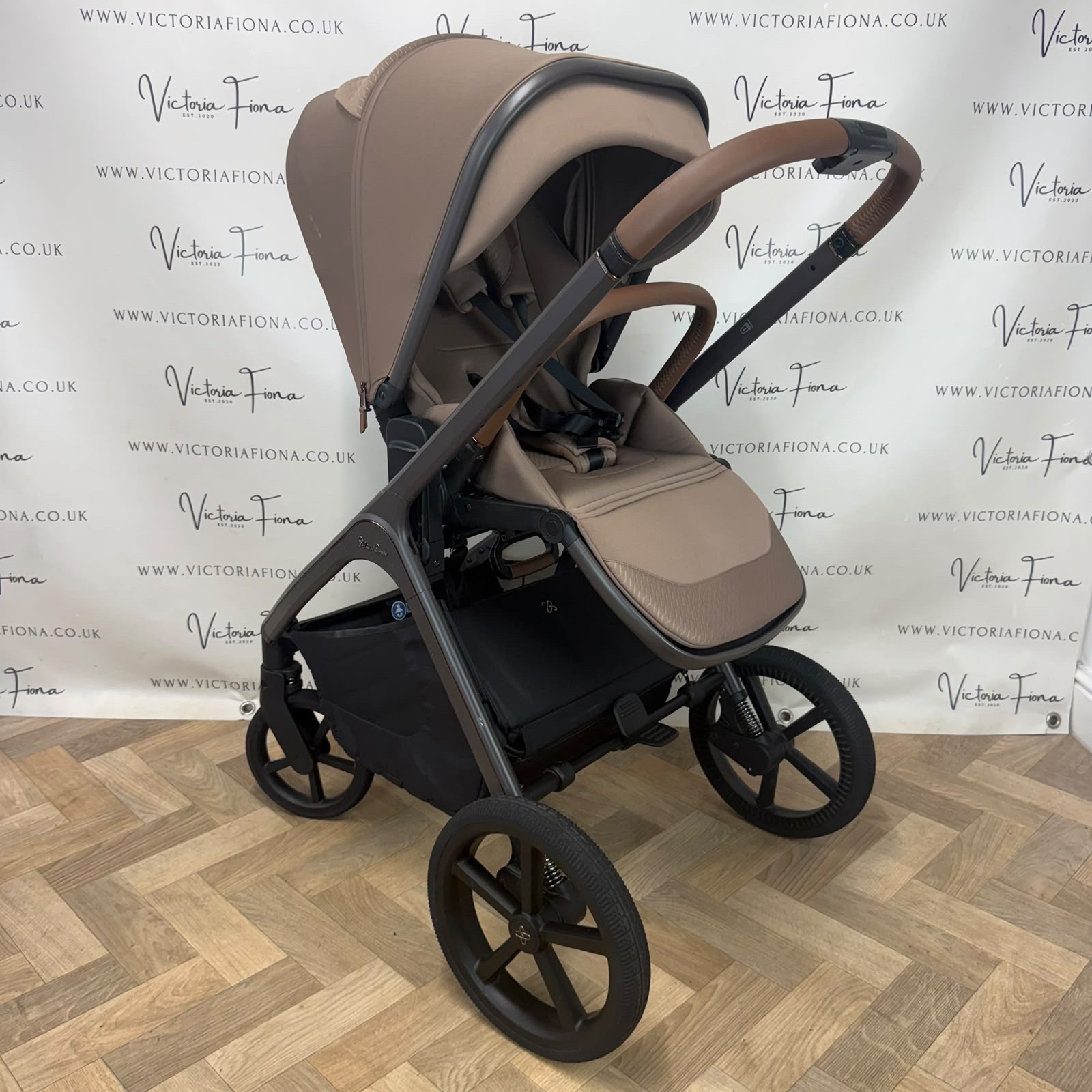 PRELOVED Silver Cross Cove Carrycot & Pushchair - Maple - Image 6