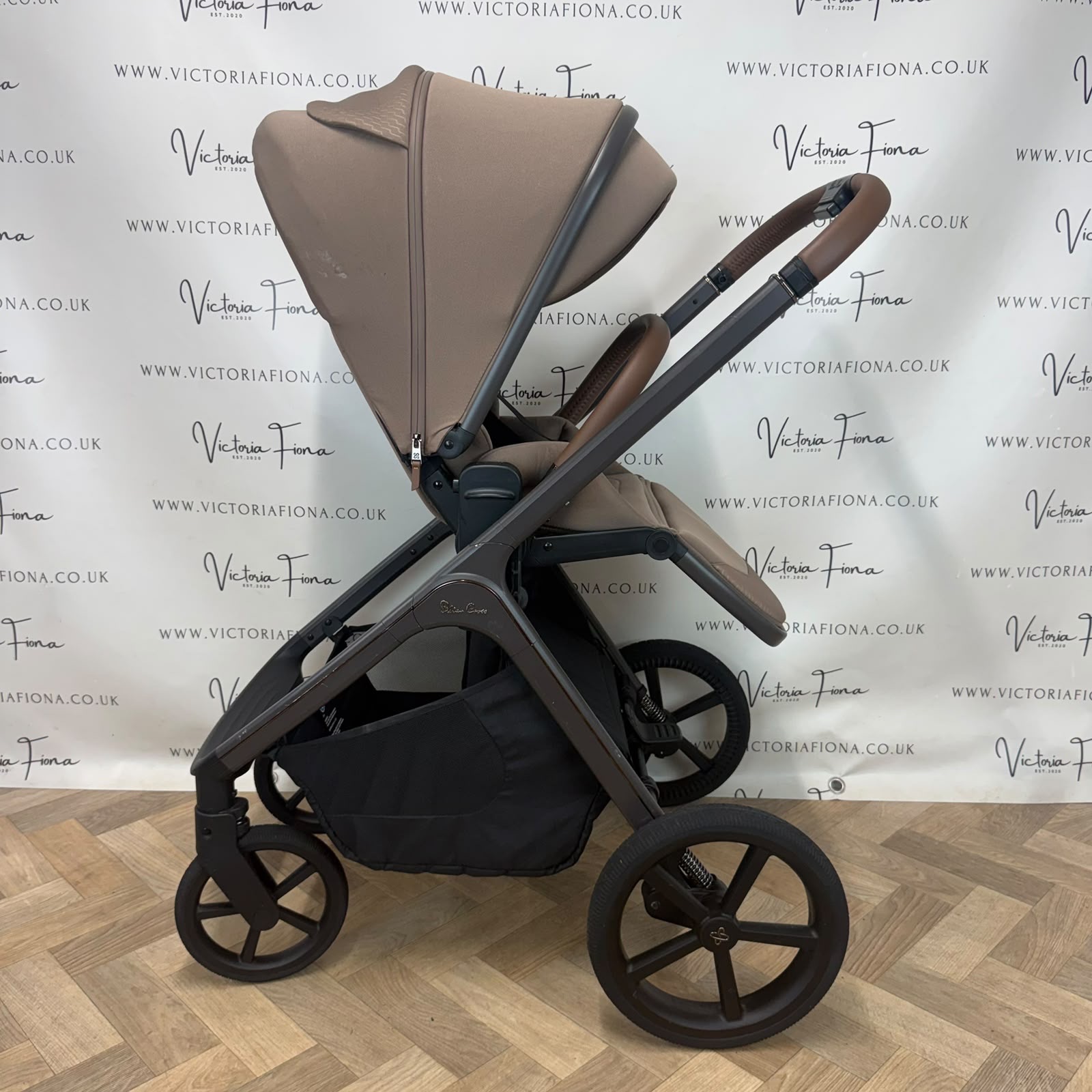 PRELOVED Silver Cross Cove Carrycot & Pushchair - Maple - Image 7