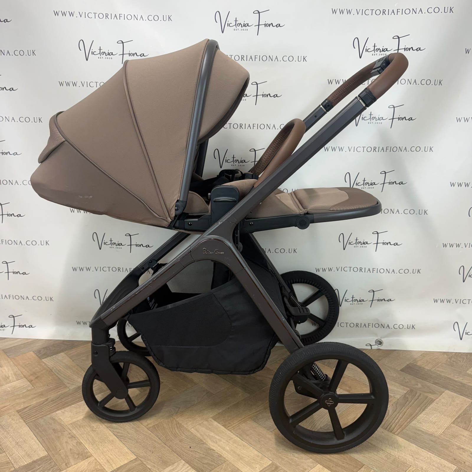 PRELOVED Silver Cross Cove Carrycot & Pushchair - Maple - Image 8