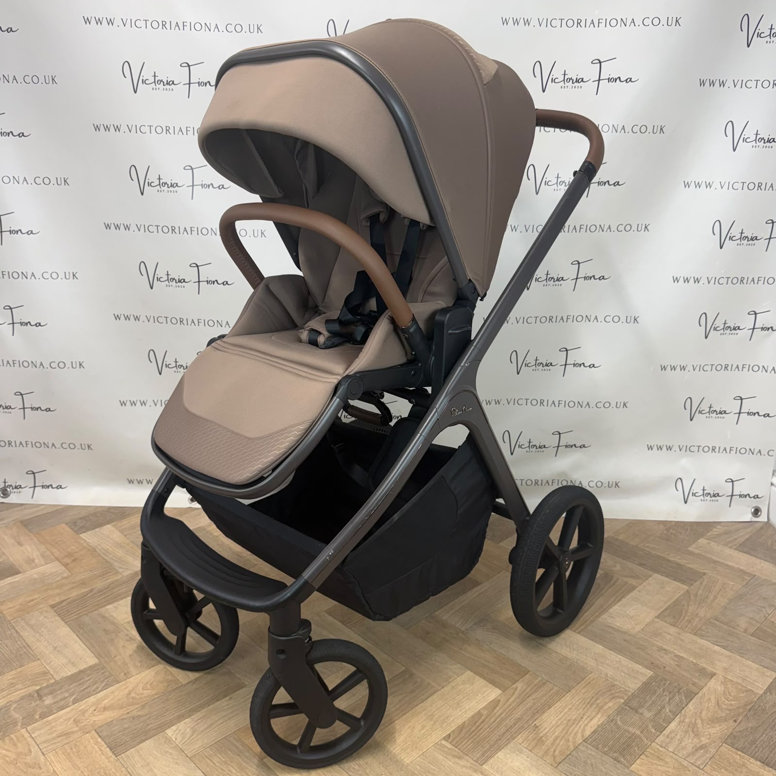 PRELOVED Silver Cross Cove Carrycot & Pushchair - Maple - Image 9
