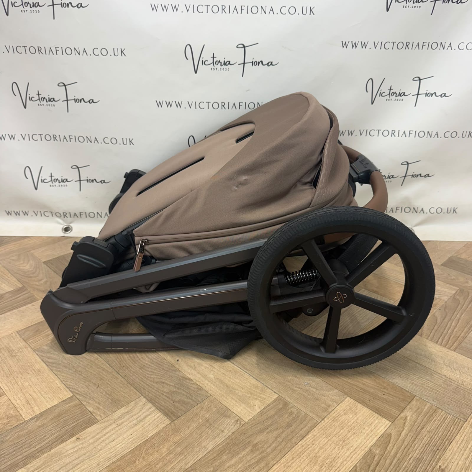 PRELOVED Silver Cross Cove Carrycot & Pushchair - Maple - Image 10