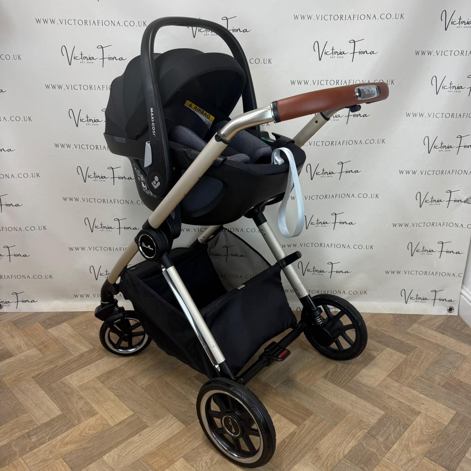 PRELOVED Silver Cross Reef Carrycot & Pushchair with Maxi Cosi Pebble 360 & Isofix - Stone - Image 8