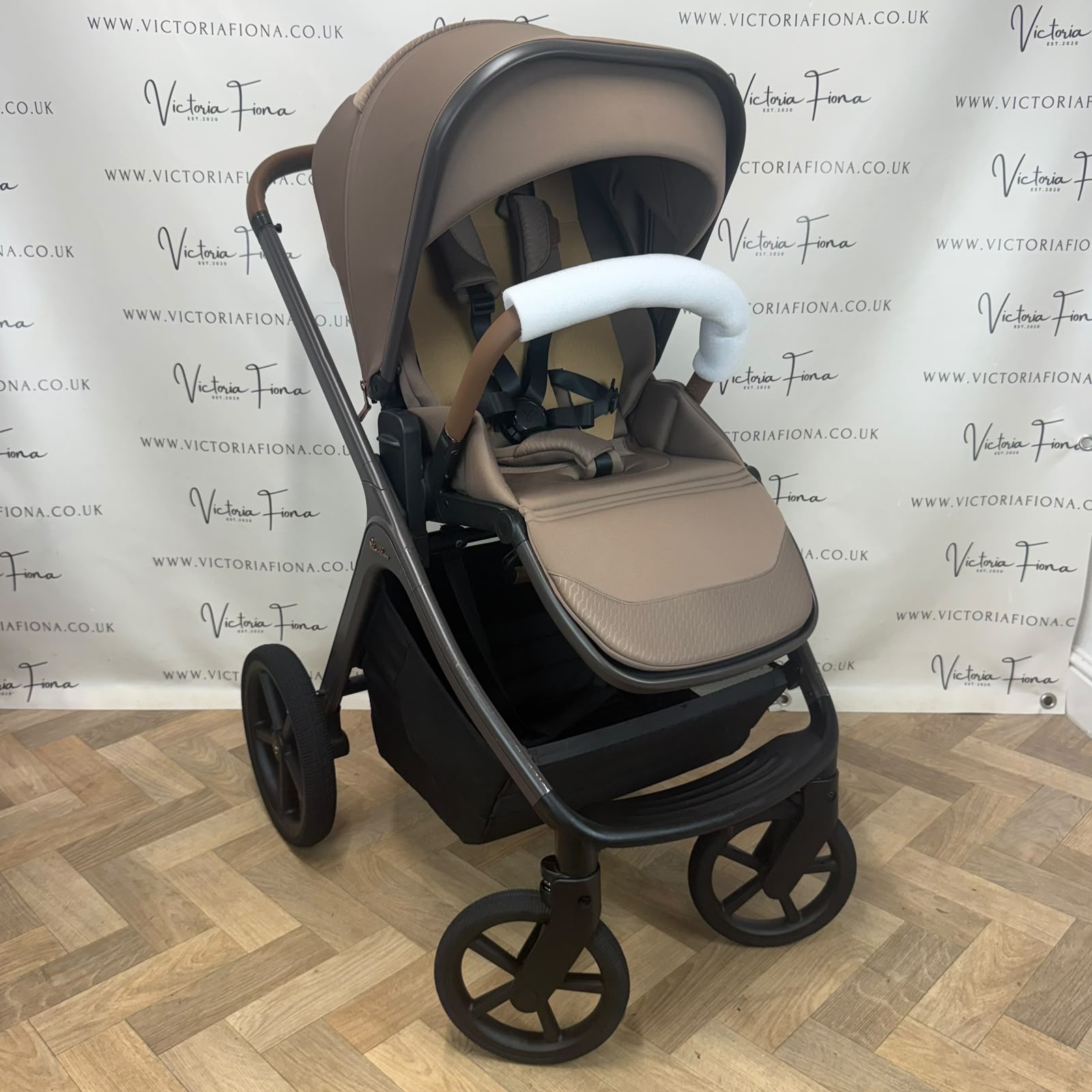 PRELOVED Silver Cross Cove Carrycot & Pushchair - Maple π - Image 5
