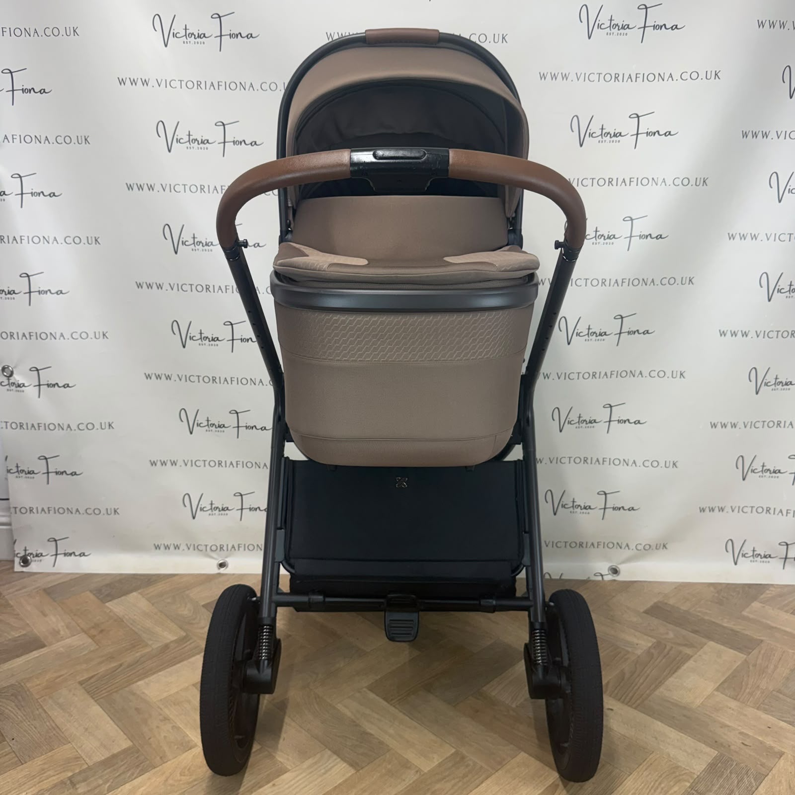 PRELOVED Silver Cross Cove Carrycot & Pushchair - Maple π - Image 2