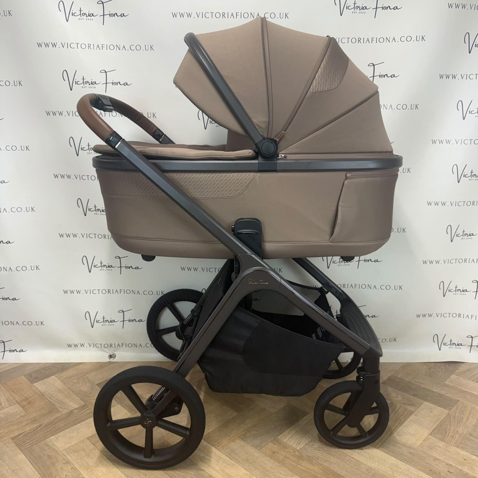 PRELOVED Silver Cross Cove Carrycot & Pushchair - Maple π - Image 3
