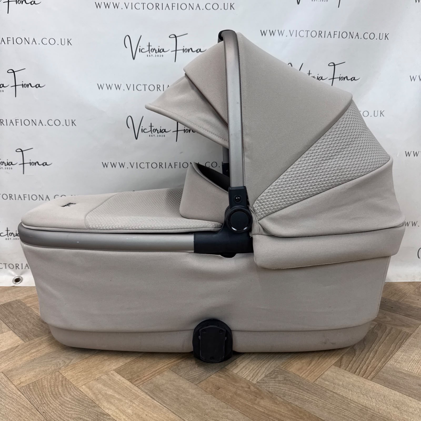 PRELOVED Silver Cross Reef 2 Special Edition First Bed Folding Carrycot - Frappe - Image 4