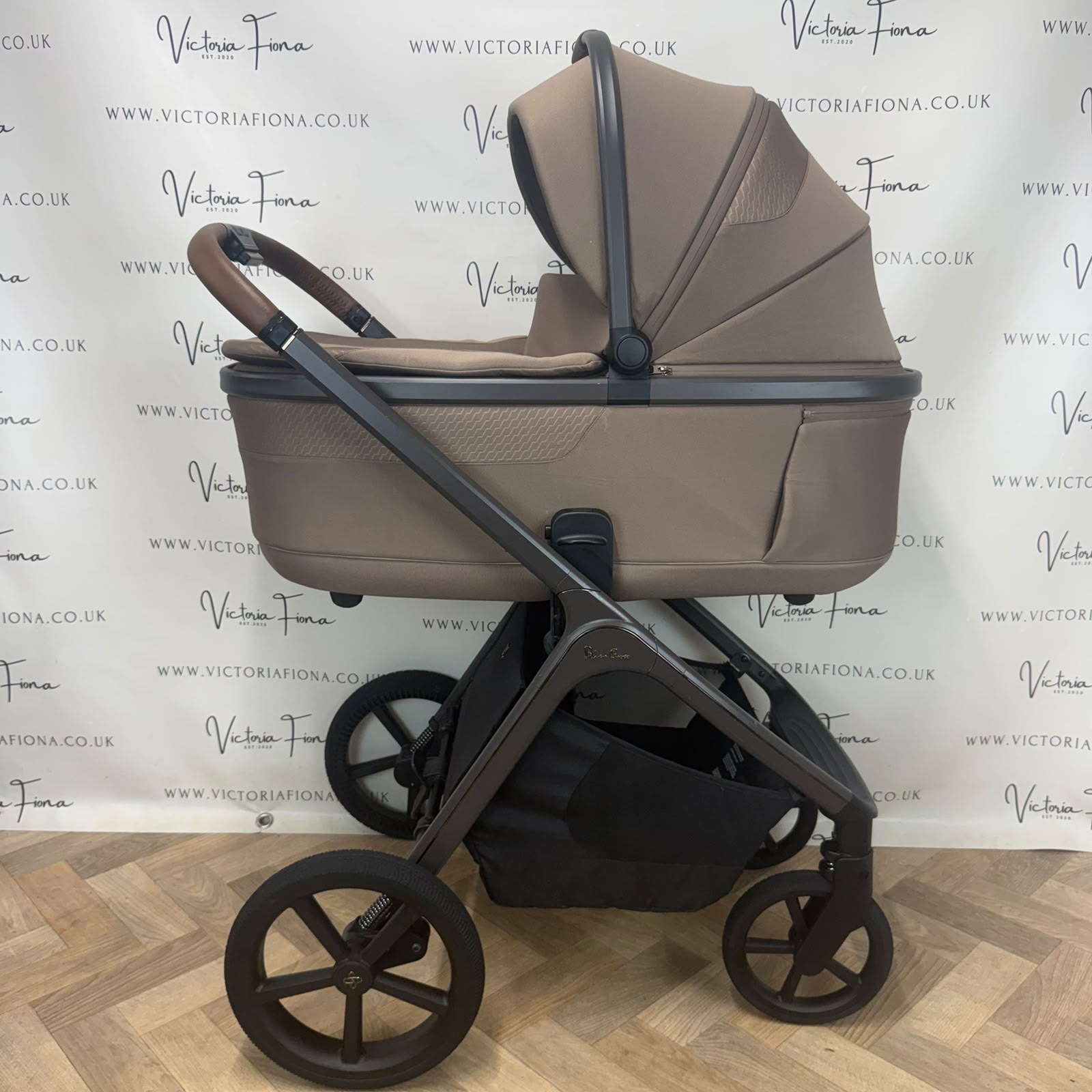 PRELOVED Silver Cross Cove Carrycot & Pushchair - Maple π - Image 4