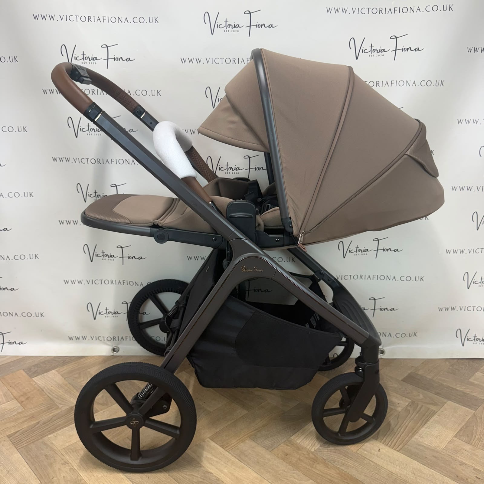 PRELOVED Silver Cross Cove Carrycot & Pushchair - Maple π - Image 6