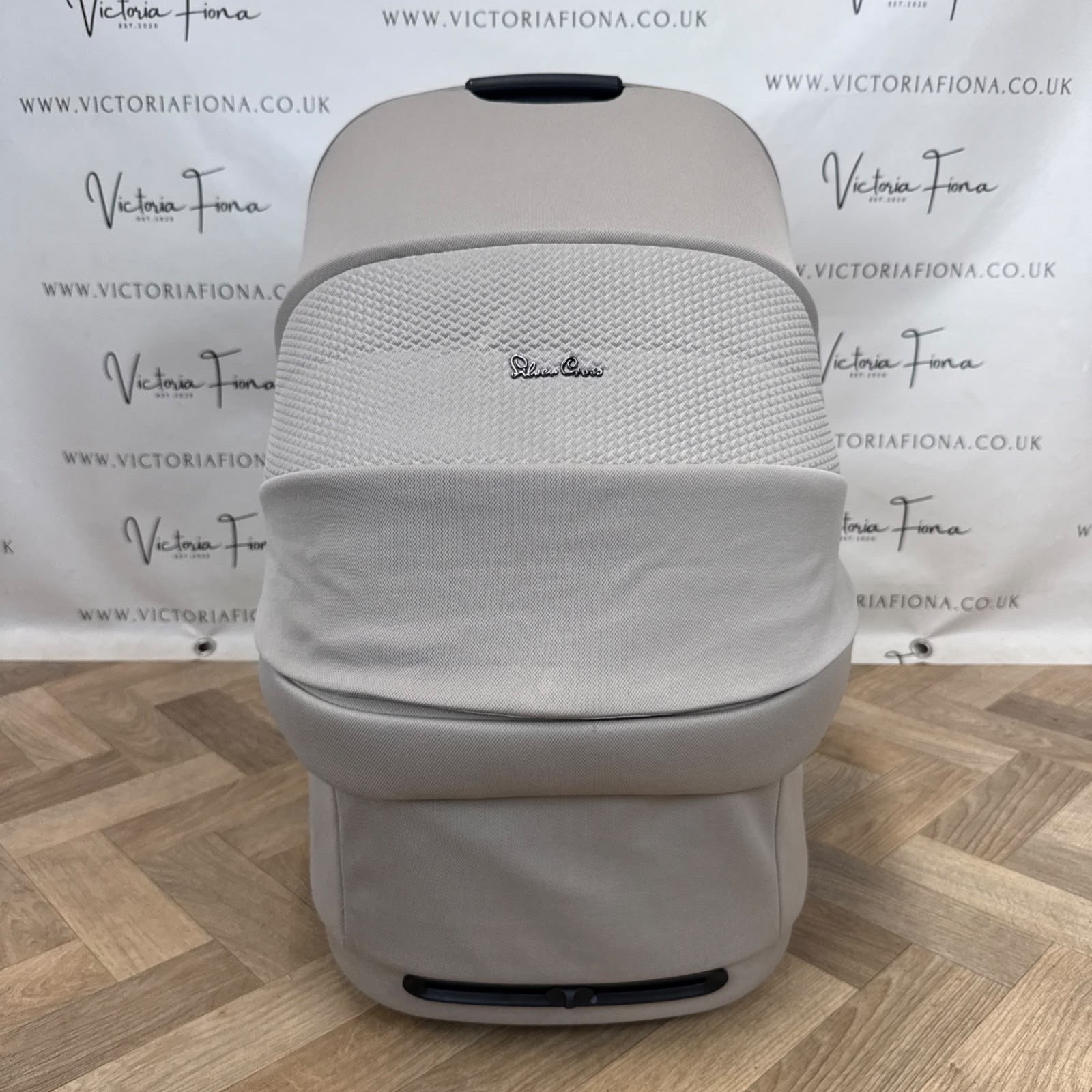 PRELOVED Silver Cross Reef 2 Special Edition First Bed Folding Carrycot - Frappe - Image 2