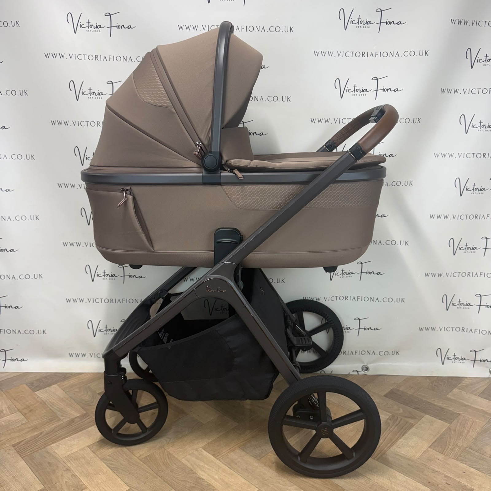 PRELOVED Silver Cross Cove Carrycot & Pushchair - Maple π - Image 7