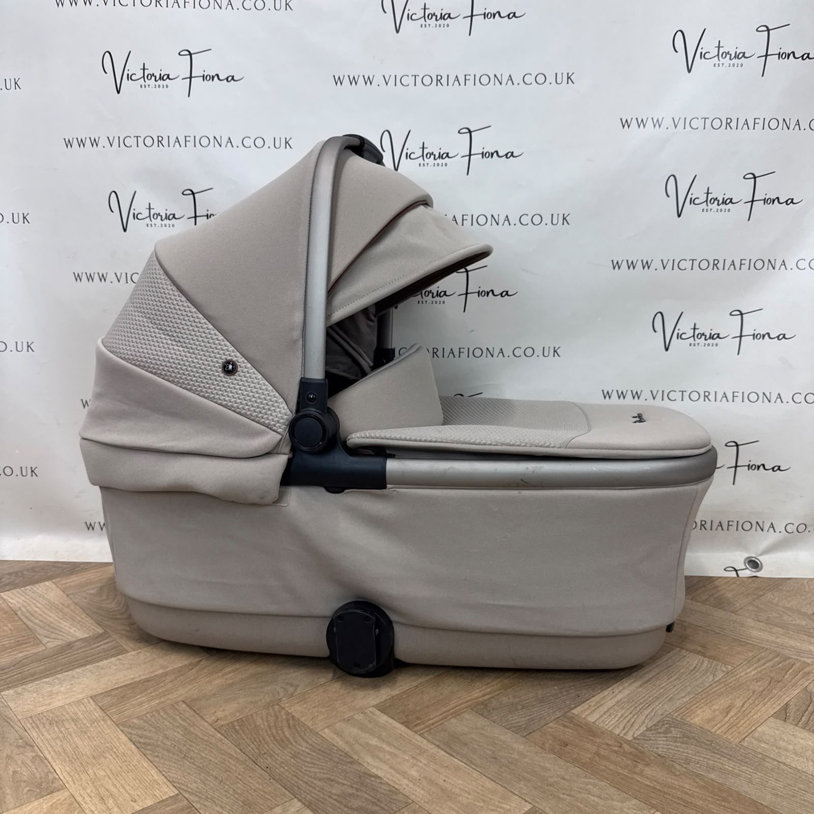 PRELOVED Silver Cross Reef 2 Special Edition First Bed Folding Carrycot - Frappe - Image 3