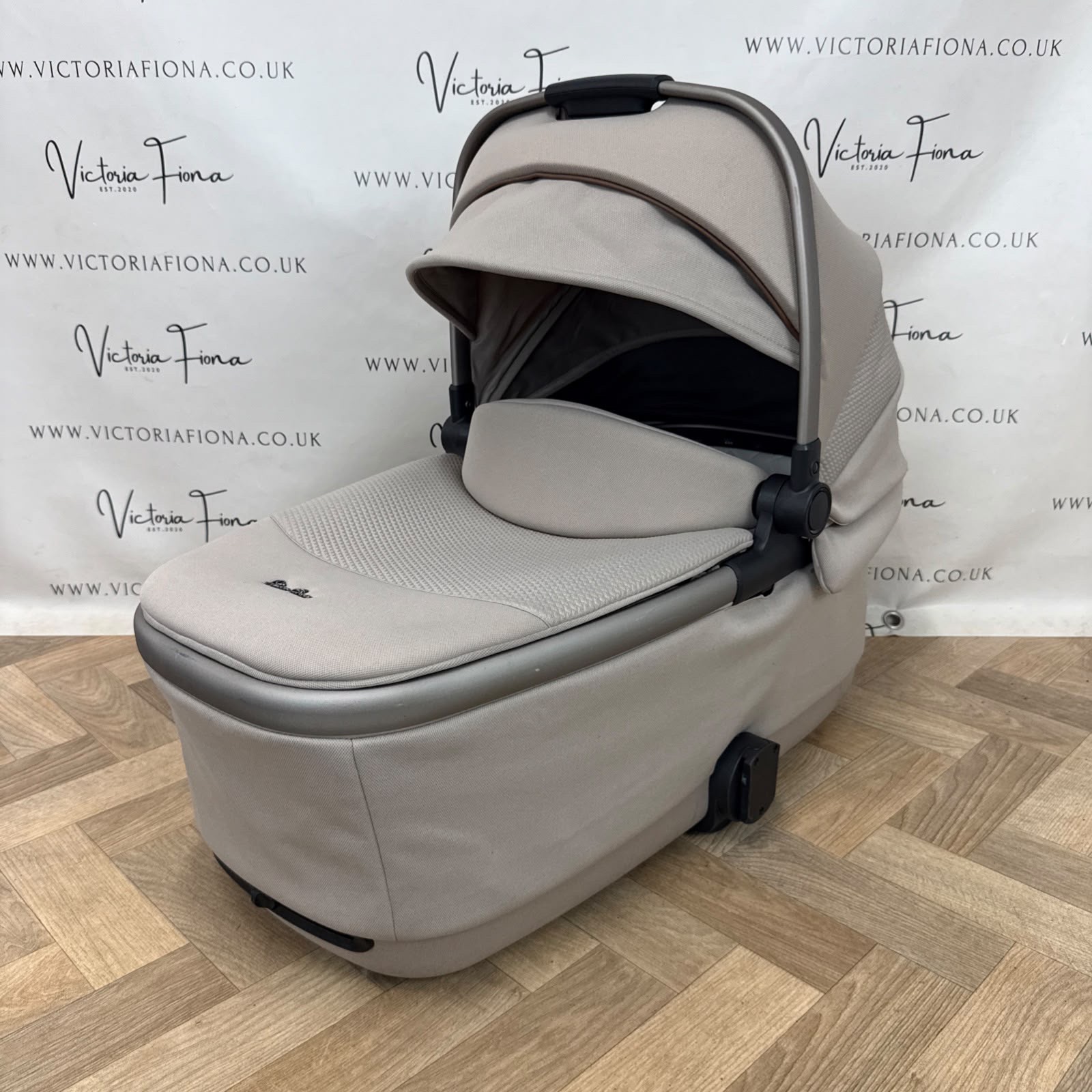 PRELOVED Silver Cross Reef 2 Special Edition First Bed Folding Carrycot - Frappe