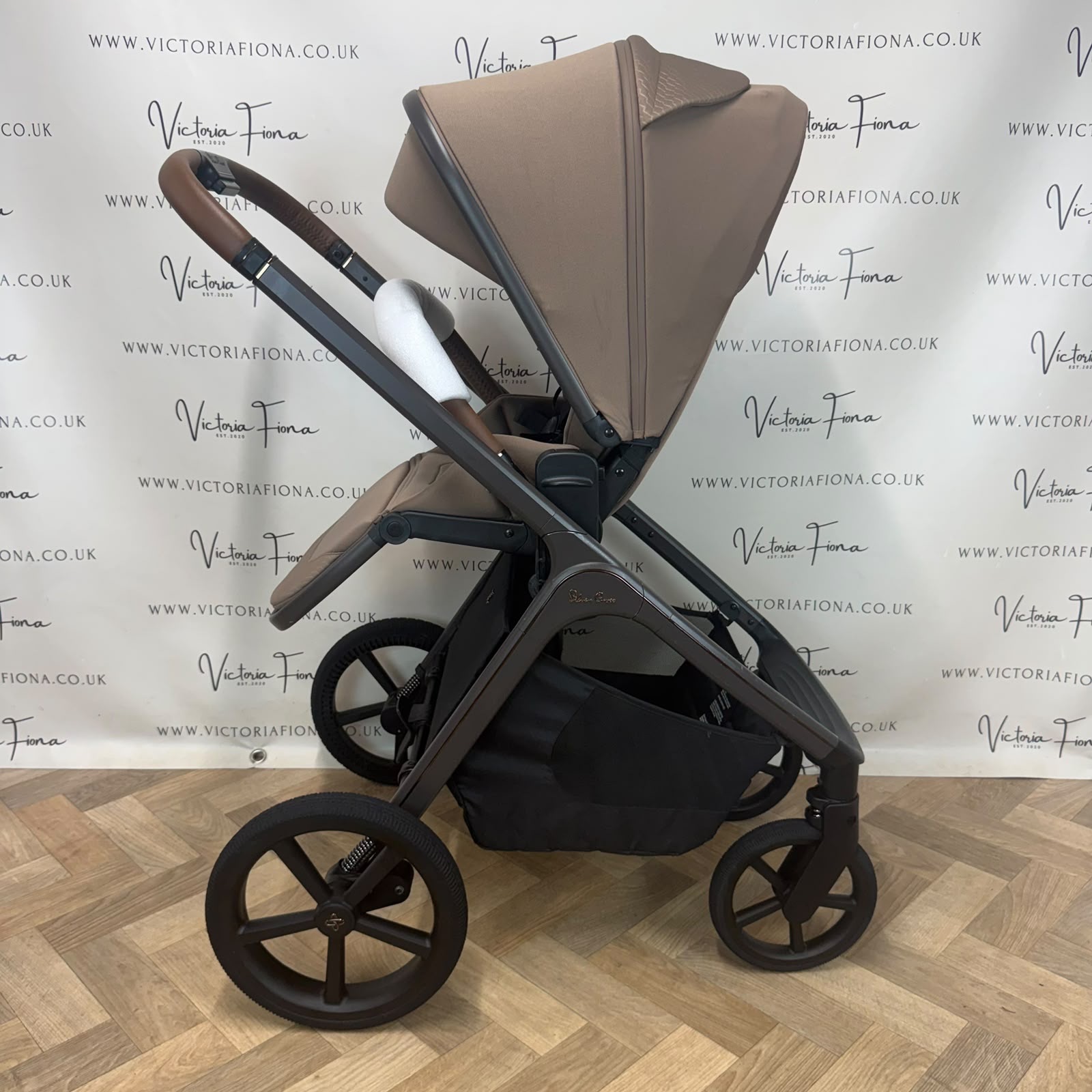 PRELOVED Silver Cross Cove Carrycot & Pushchair - Maple π - Image 8