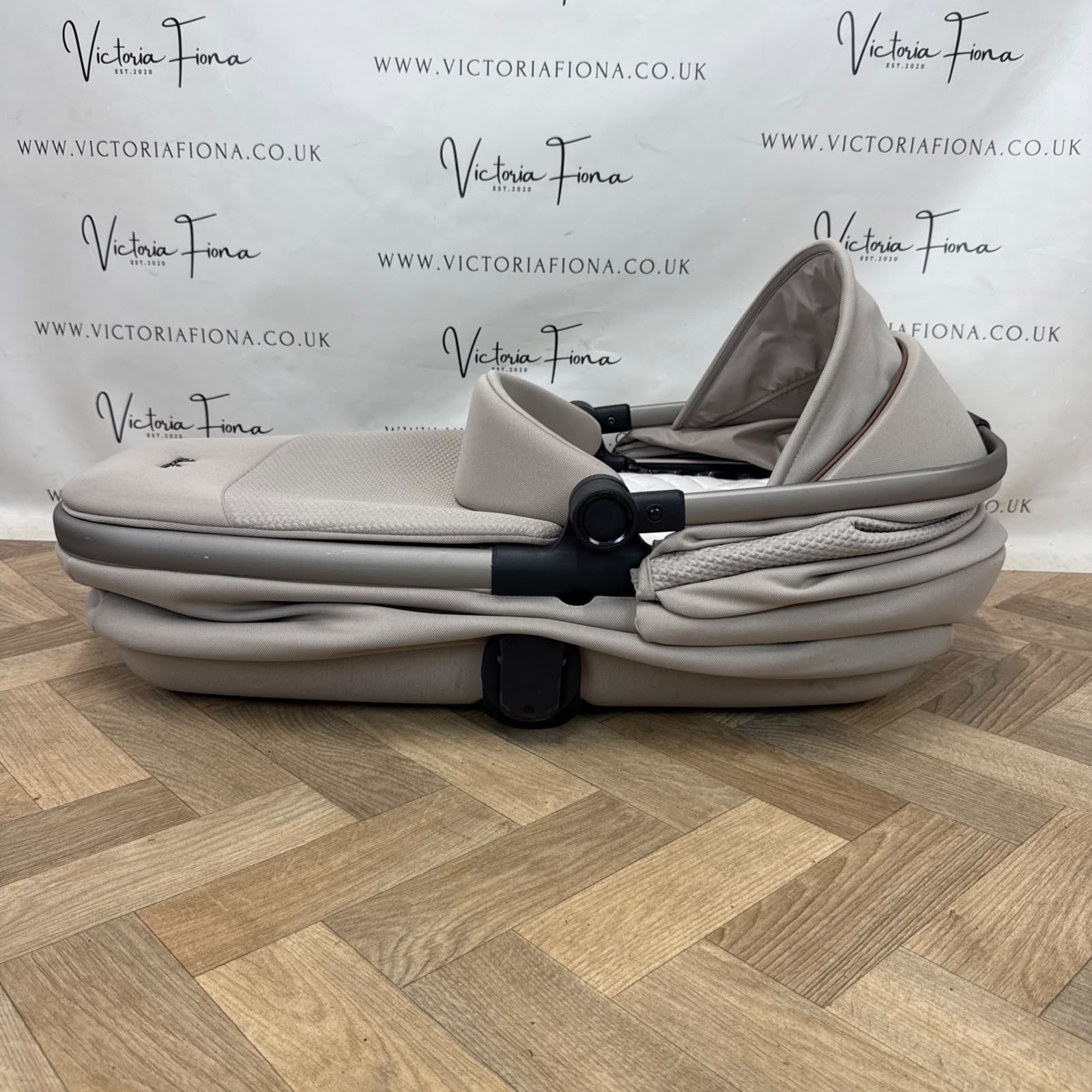 PRELOVED Silver Cross Reef 2 Special Edition First Bed Folding Carrycot - Frappe - Image 5