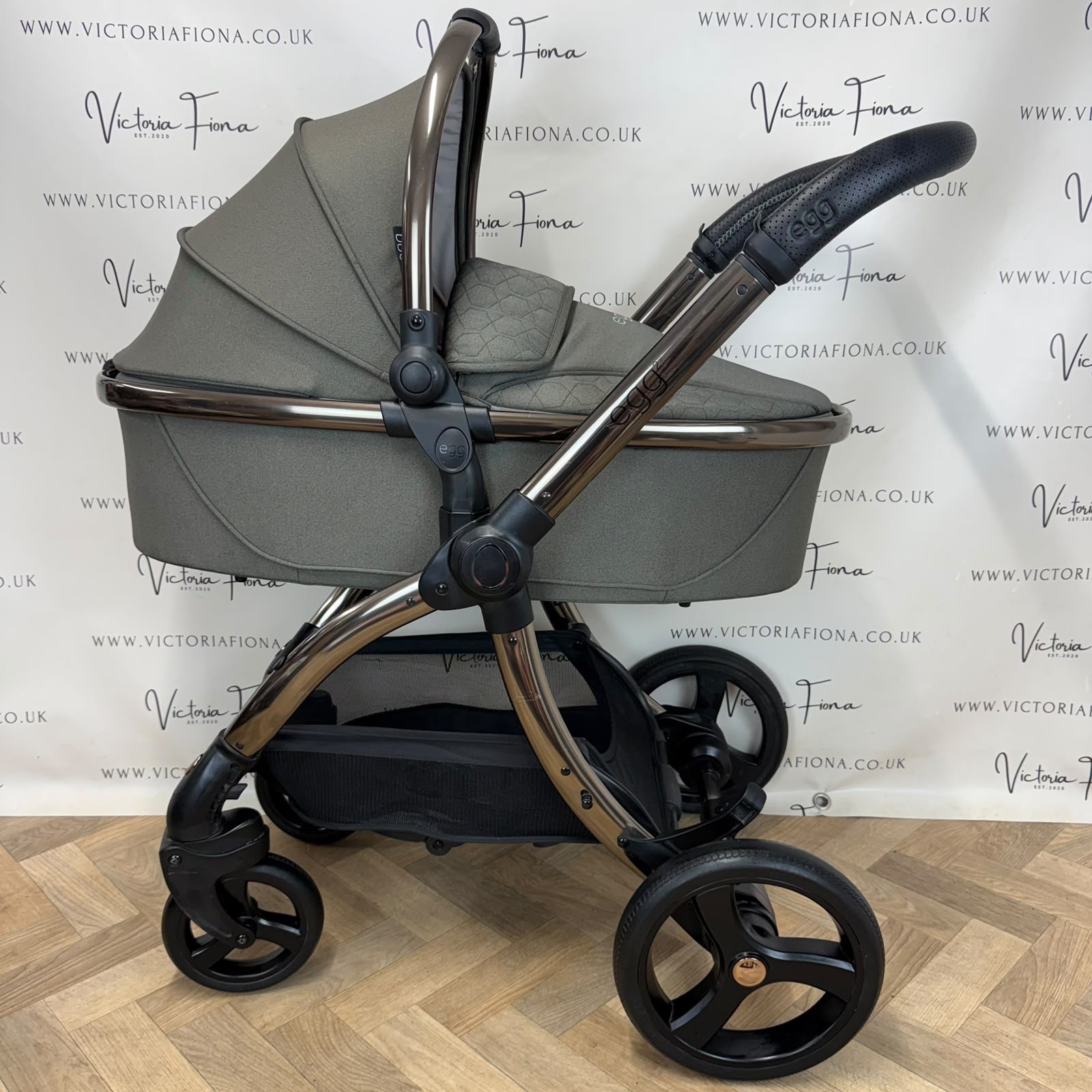 PRELOVED Egg 2 Pushchair & Carrycot - Hunter Green - Image 2