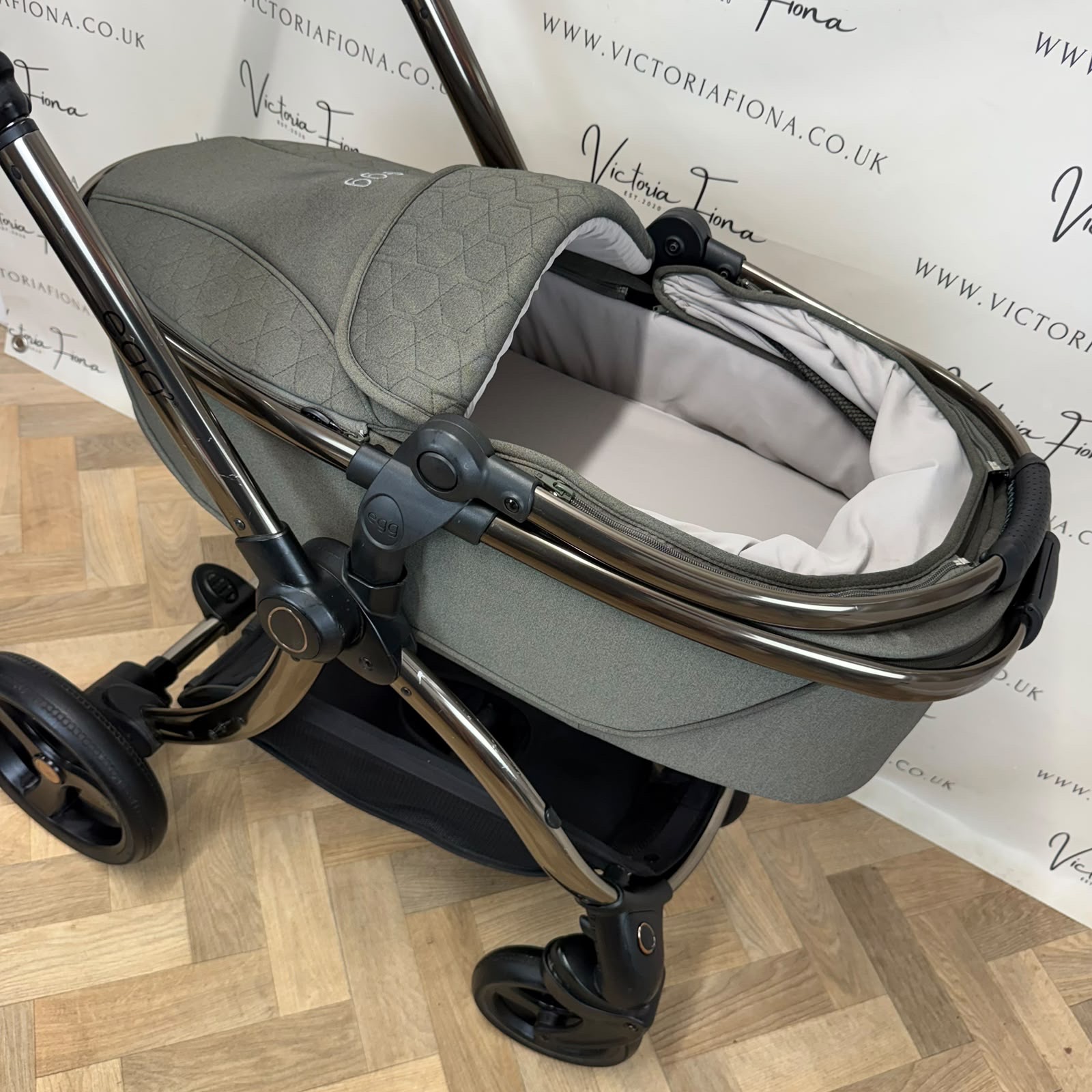 PRELOVED Egg 2 Pushchair & Carrycot - Hunter Green - Image 4